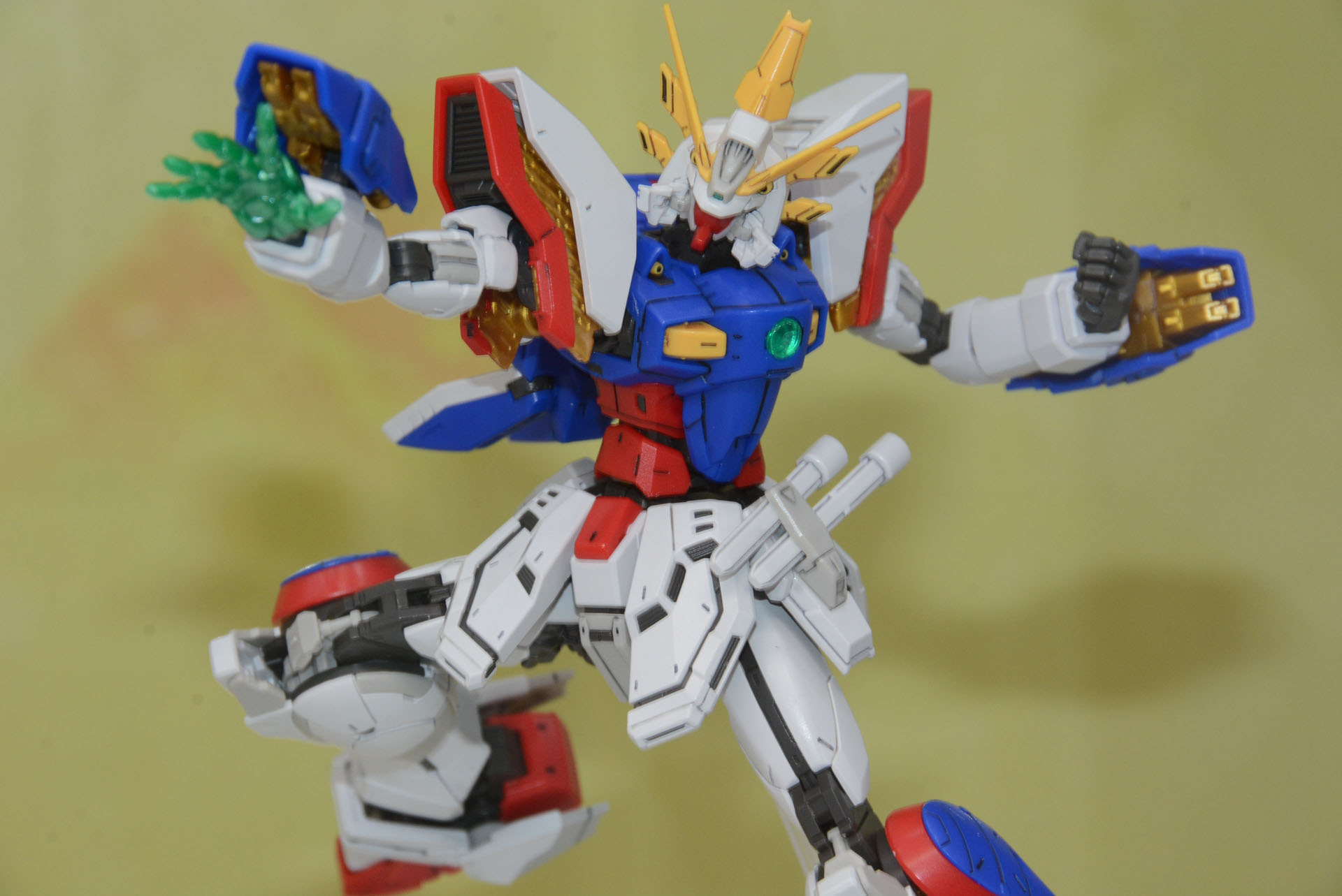 顔や腕、肩やすねなどが展開するスーパーモードに、差し替えなしで変形