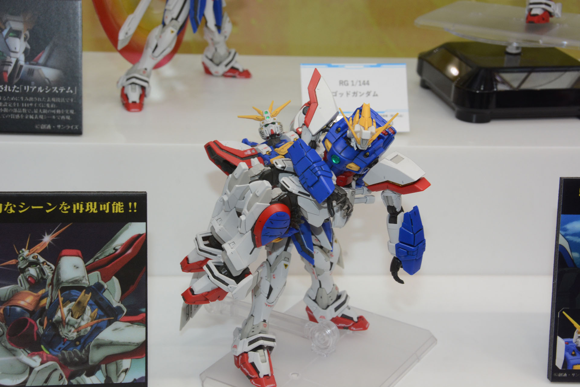 シャイニングガンダムを抱き上げるシーンも再現できる