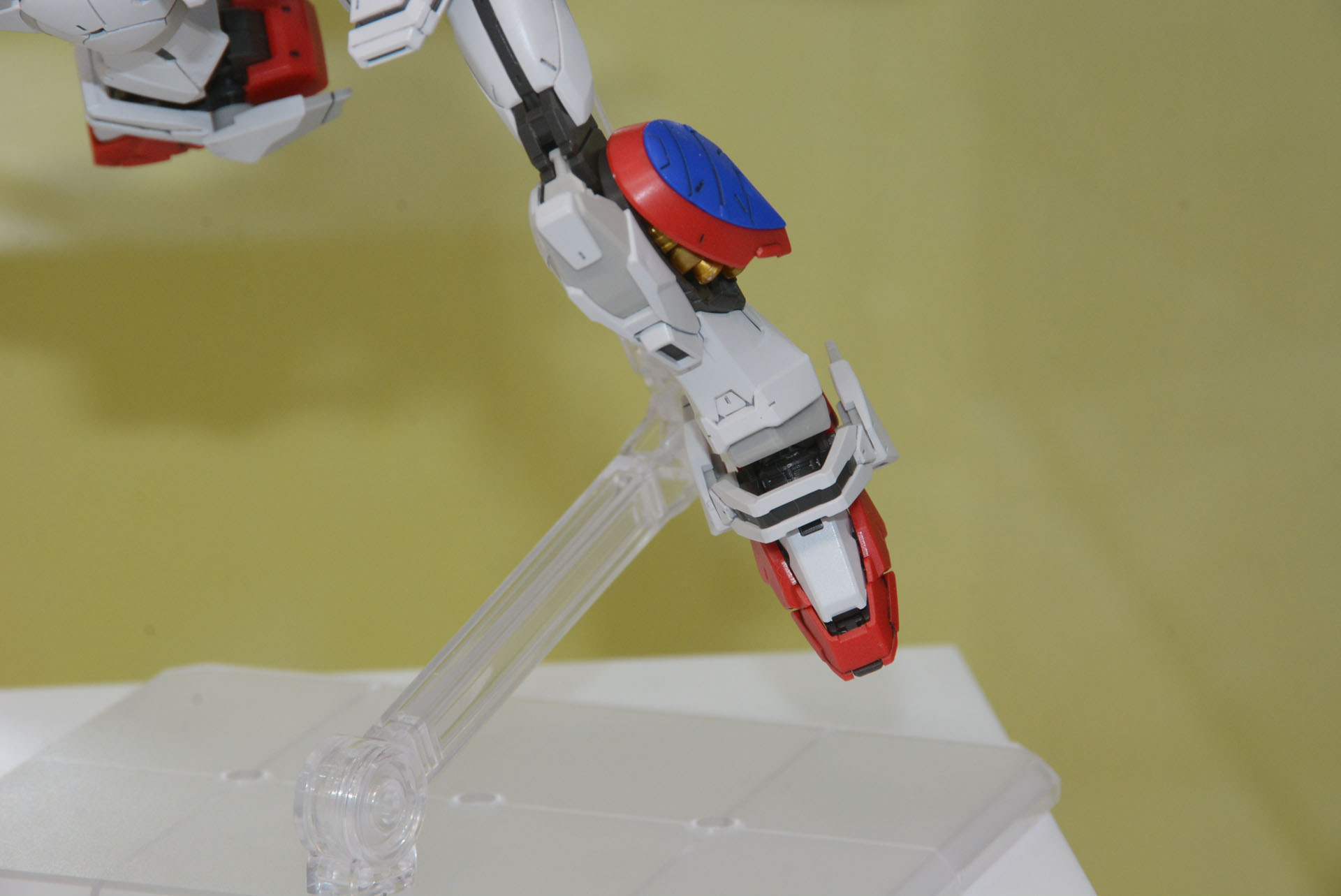 チラリと見える金色の部分は成型色で表現