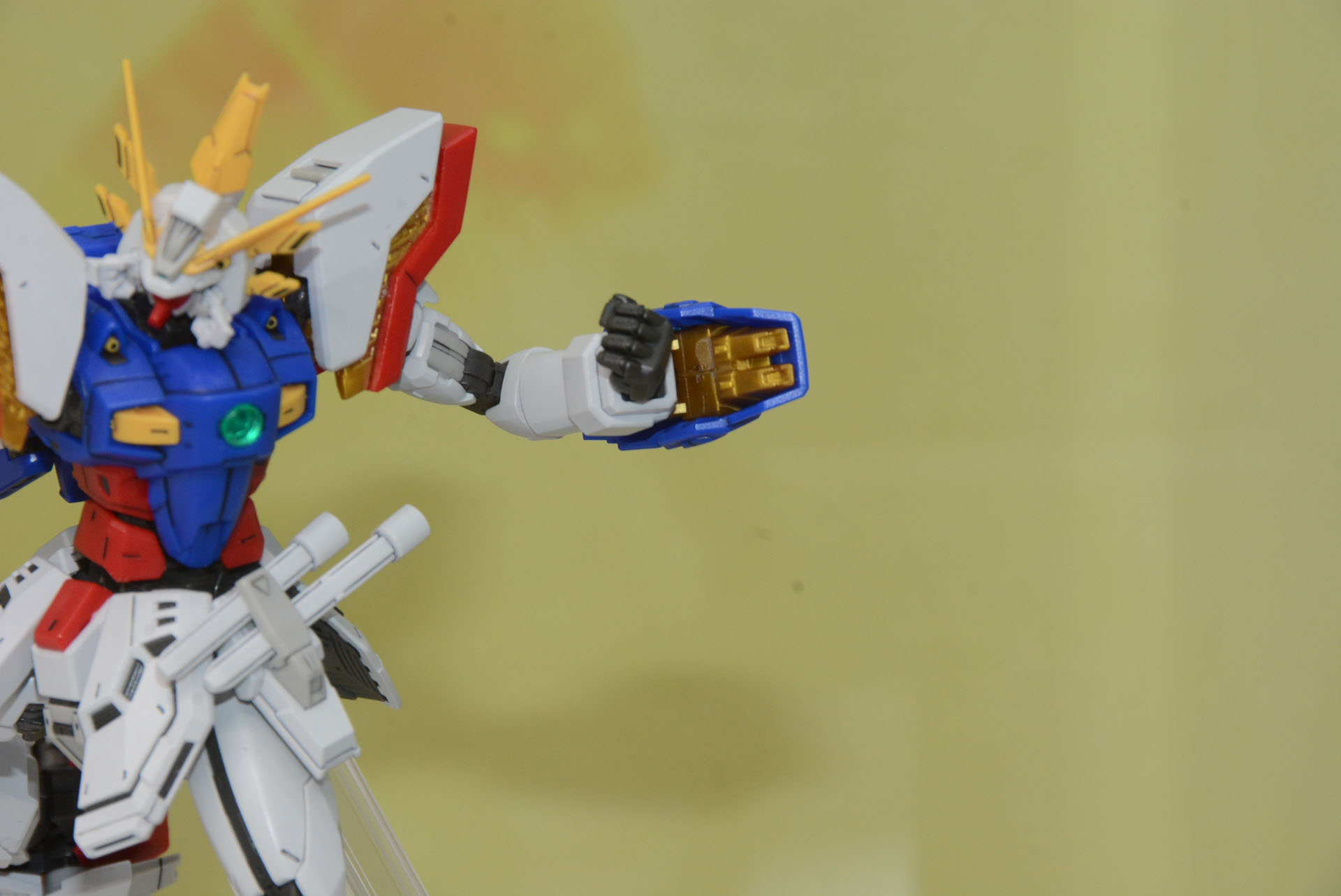 チラリと見える金色の部分は成型色で表現