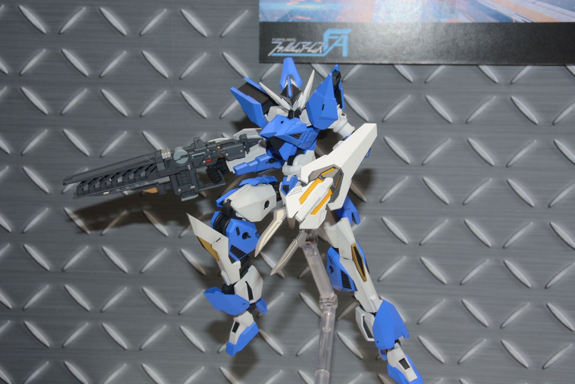 新シリーズ「フォルムアームズ」の第一弾となる「レイルヴァース V.F.A.」。2025年1月発売予定で、価格は3,850円。かなり細身の印象を受ける。今回発表された初期シリーズ5体のデザイナーはすべてsera氏が手がける