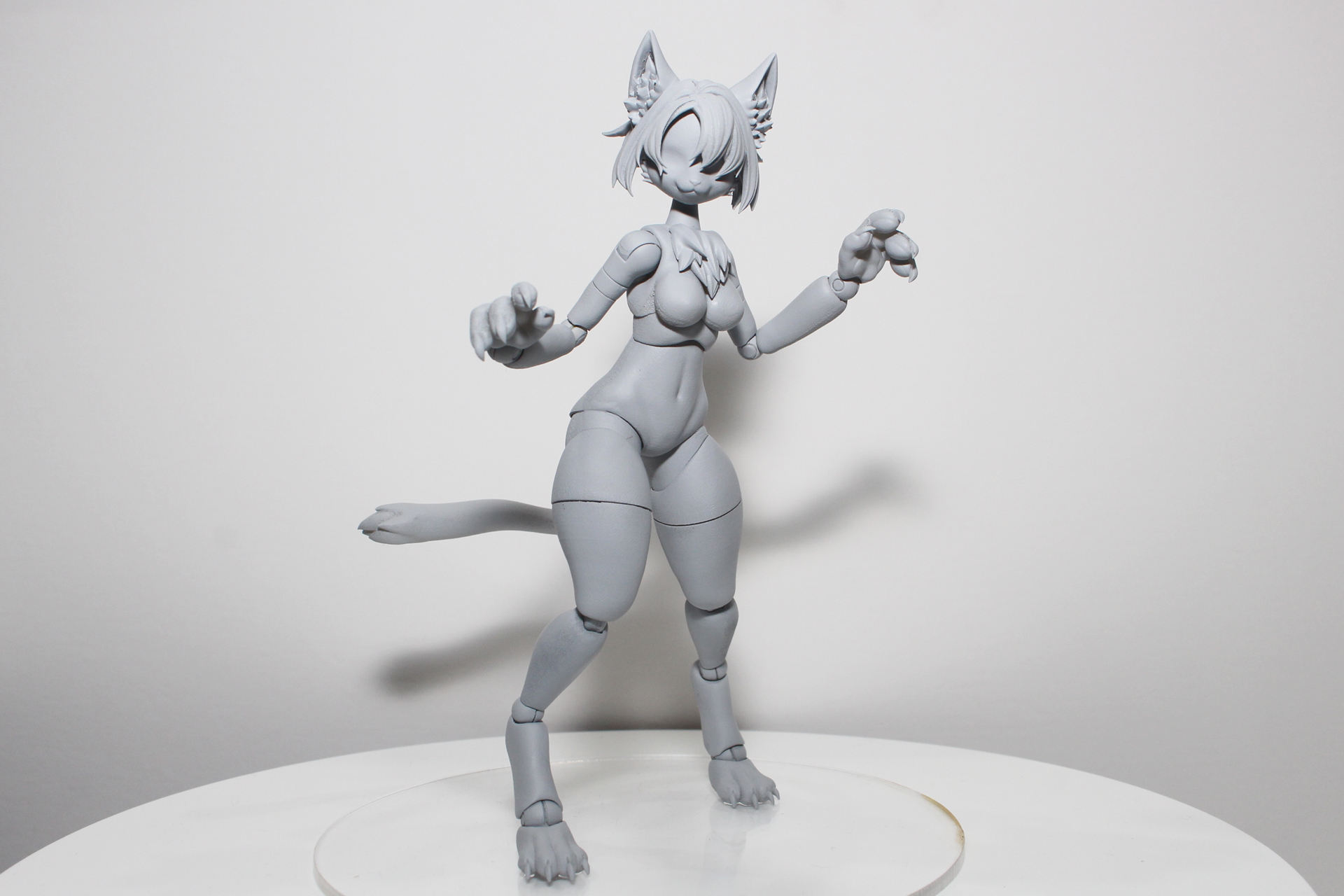 ケモ度・高の原型。口元が張り出したケモ顔になり、脚部はたくましいケモ足に。ツメも目立っている