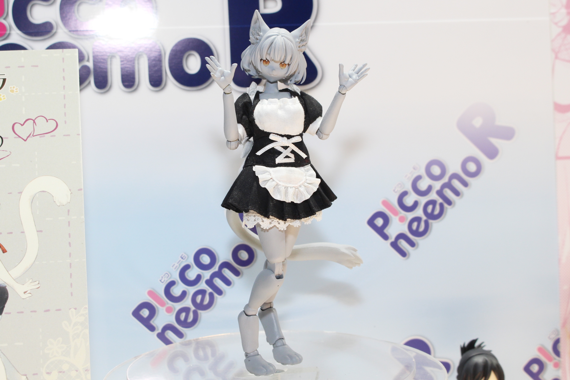 アゾンインターナショナルのブースに展示された、1/12サイズの新作衣装ブランド「DC Divine」のフレンチメイド服を着用したネコの原型