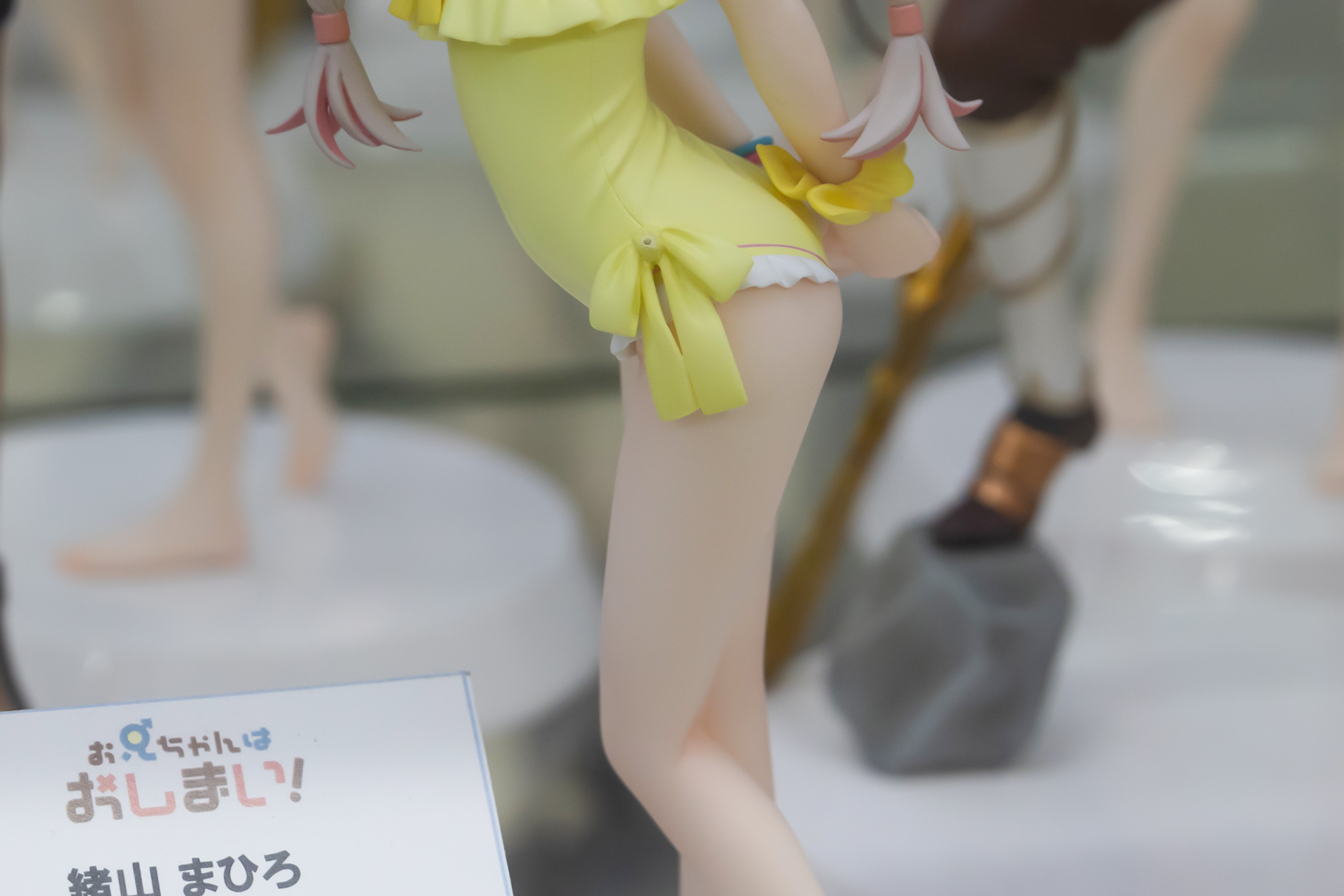 横からだと、くの字のようなポーズに見える