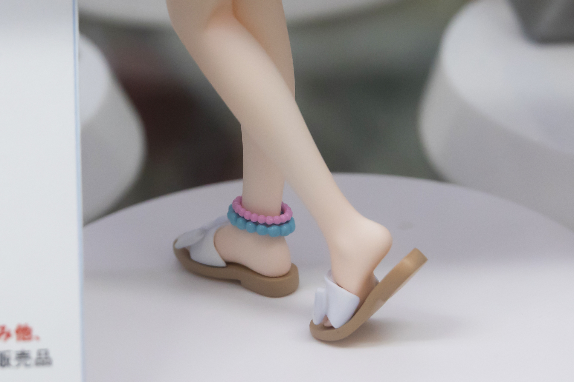 足首にもアクセサリーが付けられている