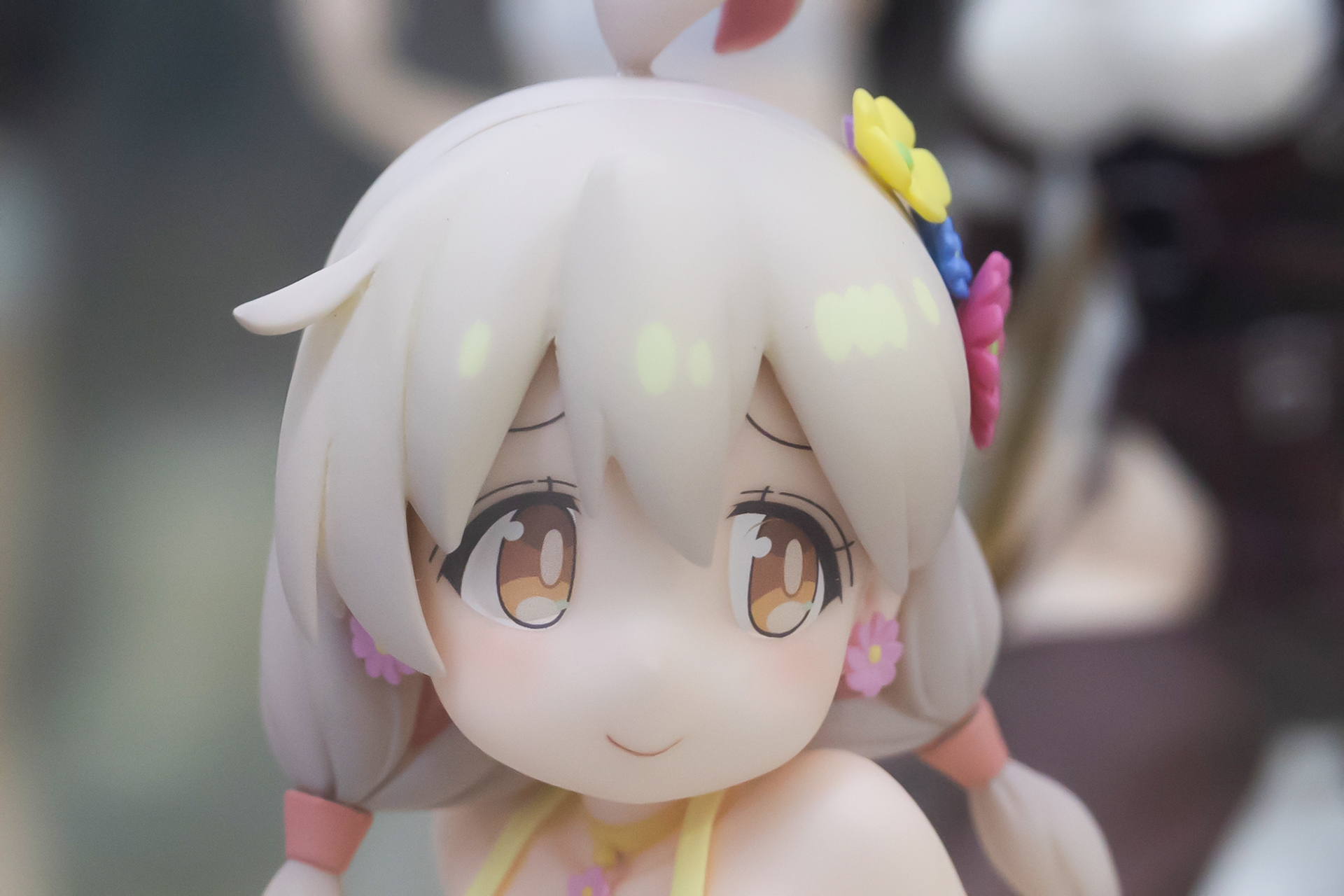 髪は細かな彩色が施されている