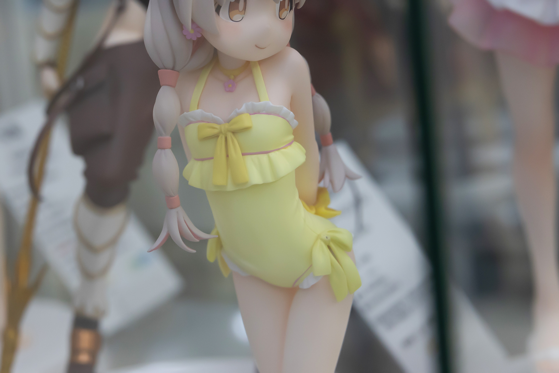 黄色い水着がよく似合っている