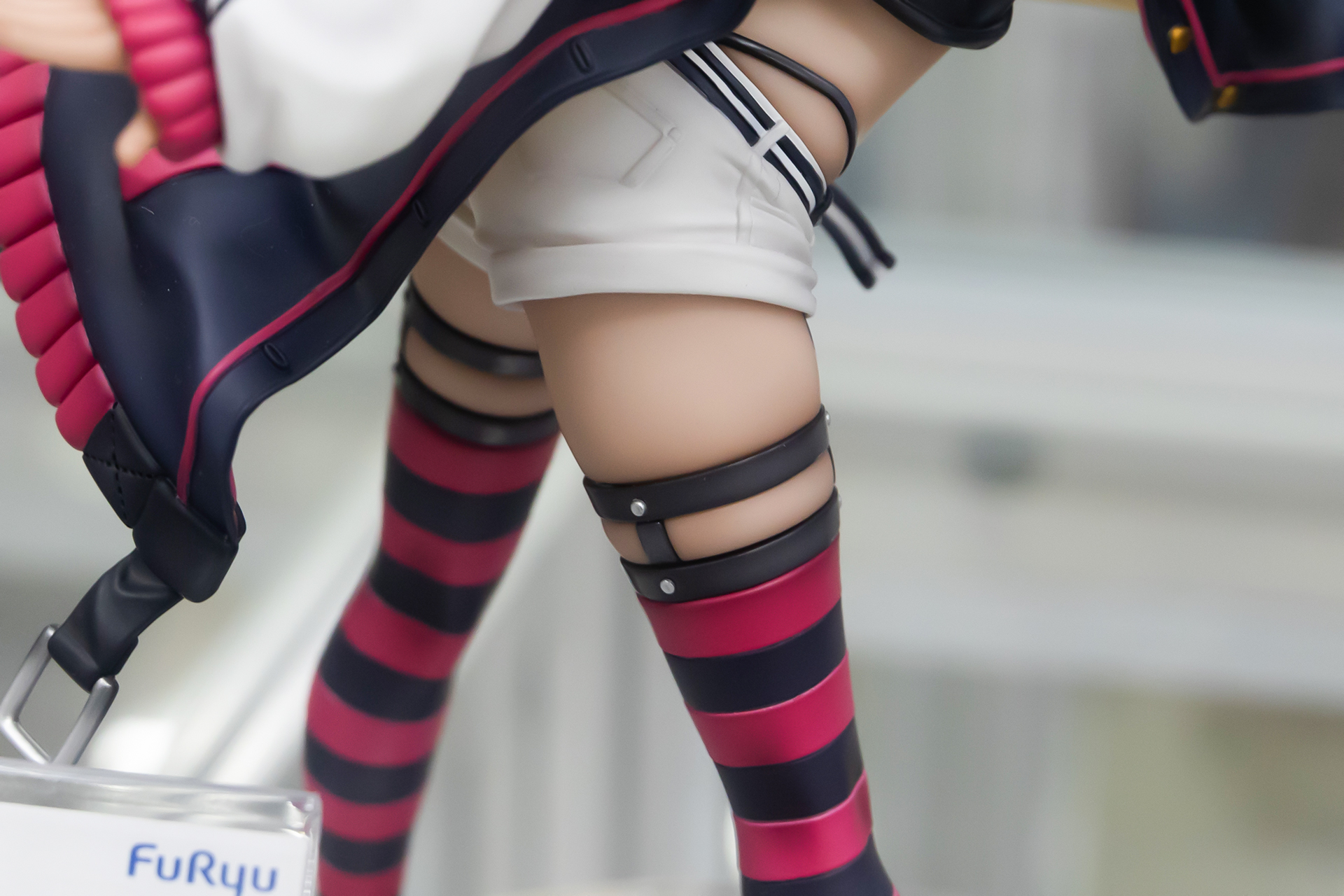 衣装が肉に食い込んでいるような絶妙な表現も素晴らしい