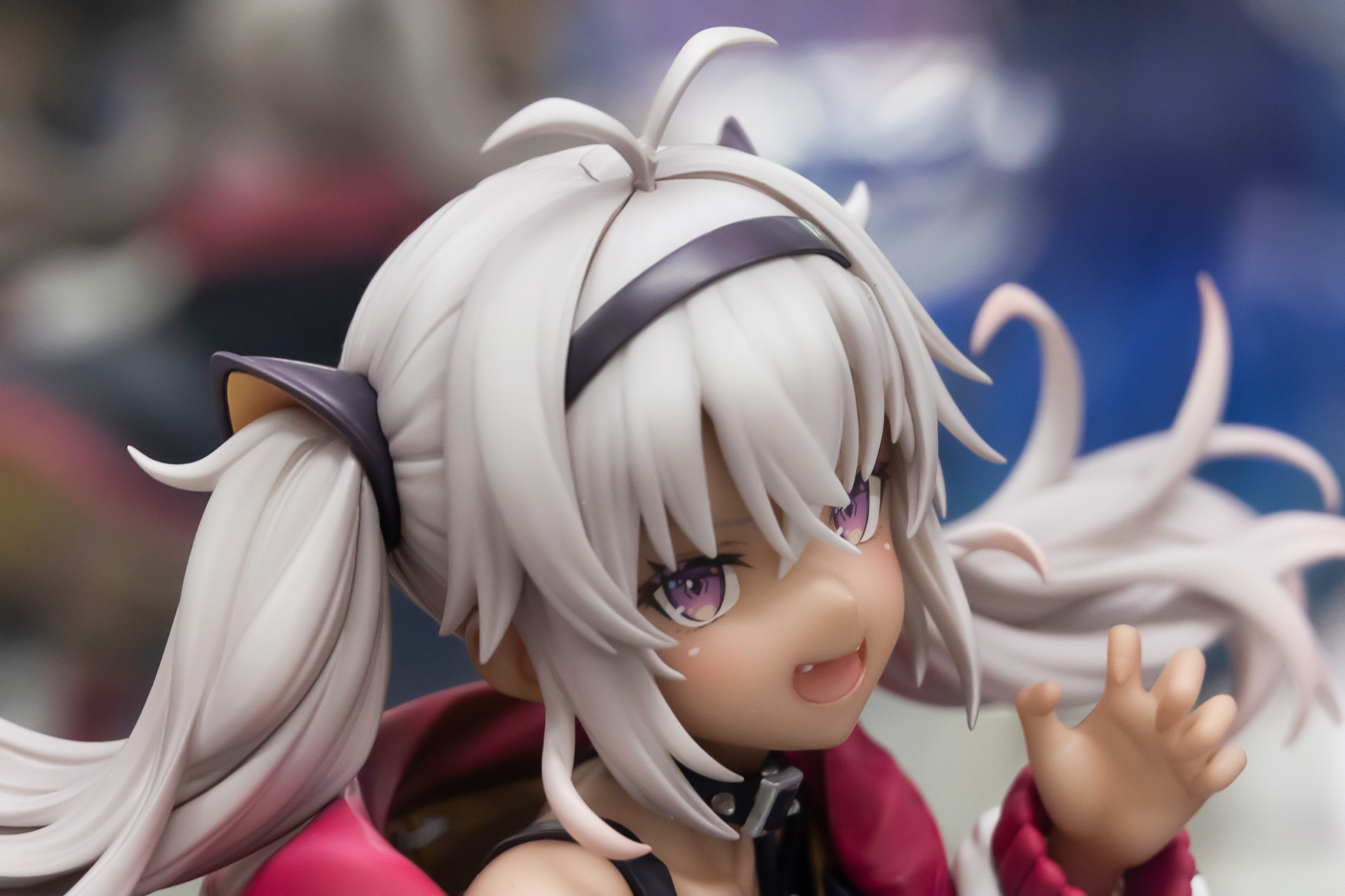 ヘアスタイルはかなり複雑な形状をしている