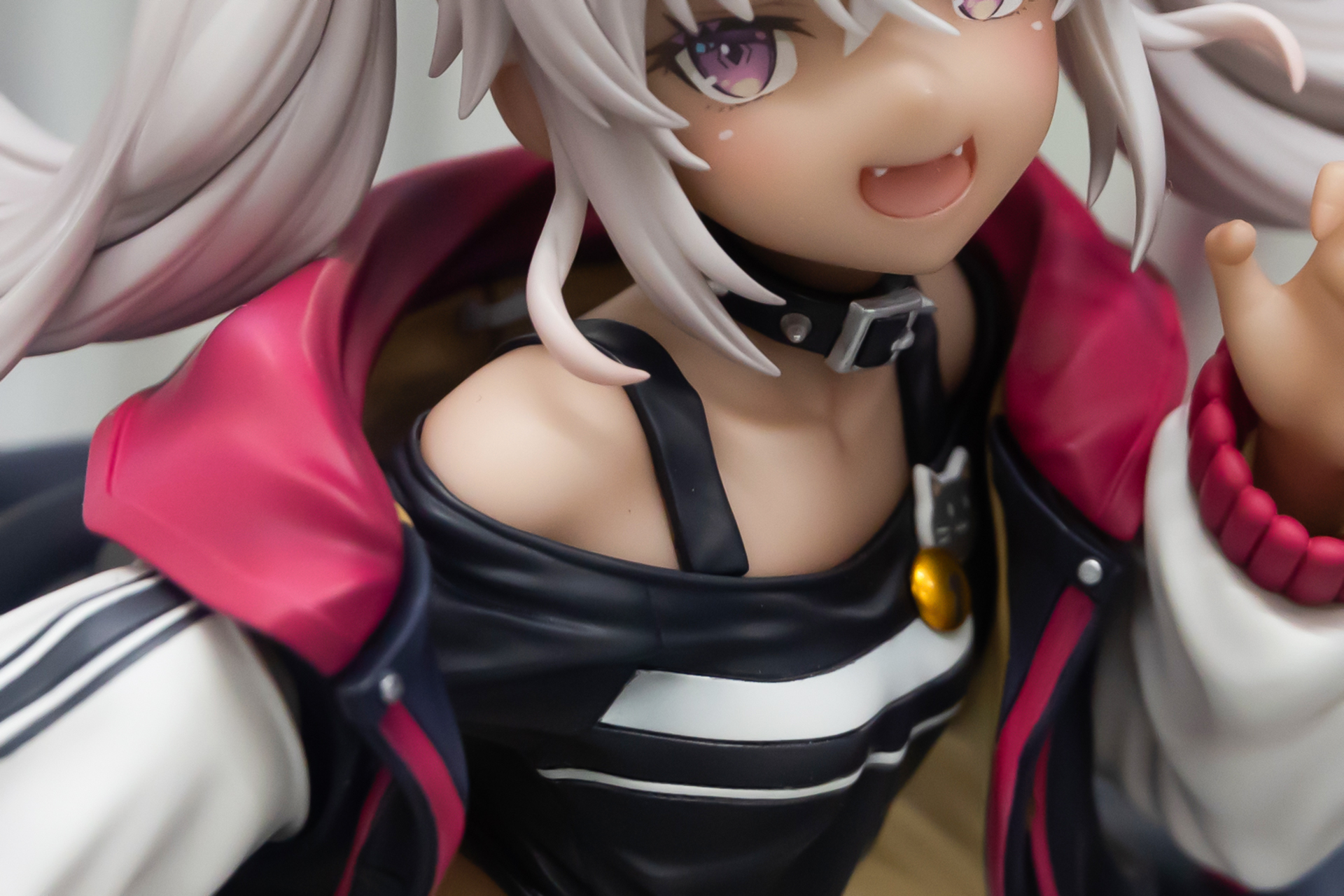 パーカーがずれて肩が見えているところがセクシーだ