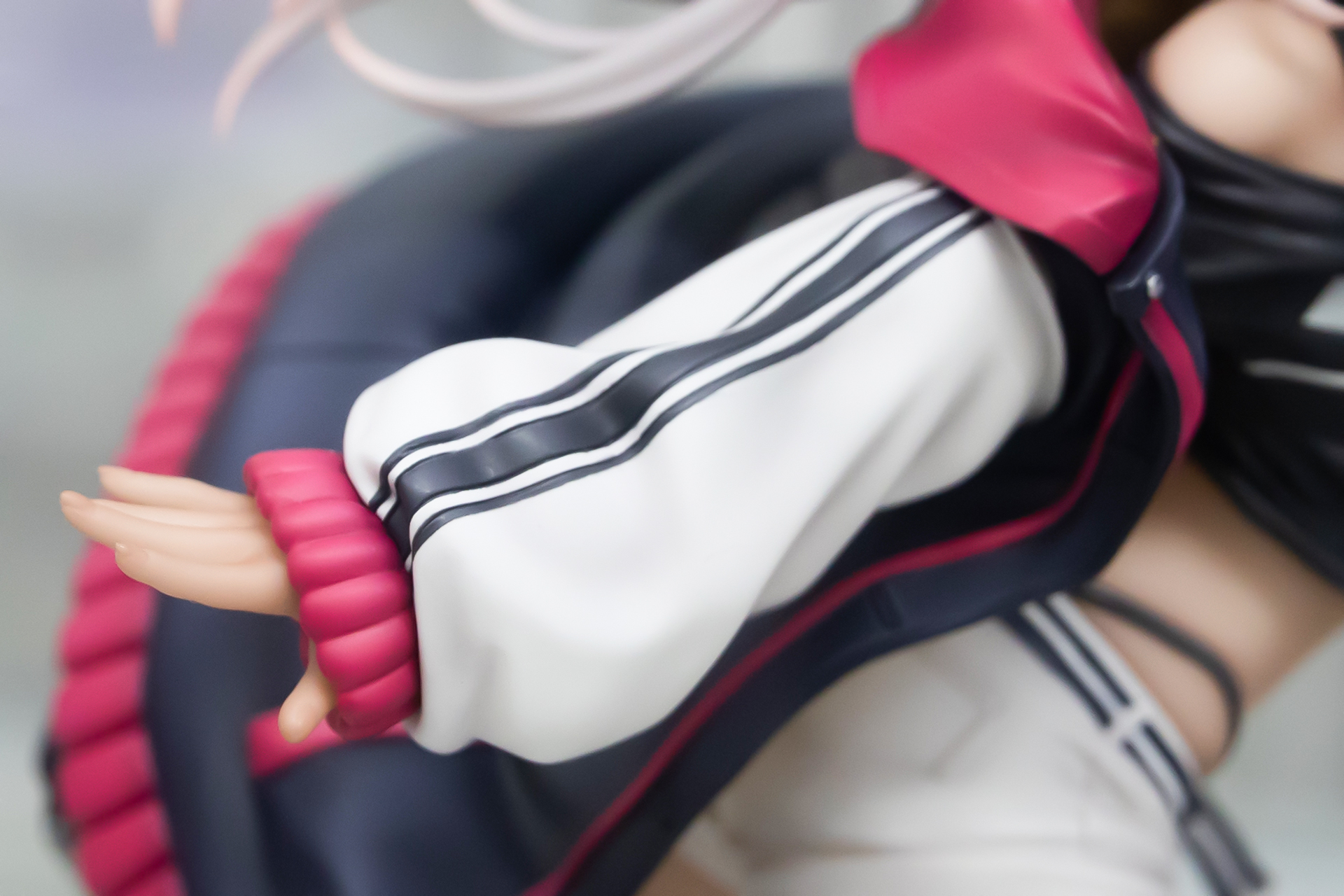 パーカーの腕の形状も見事だ