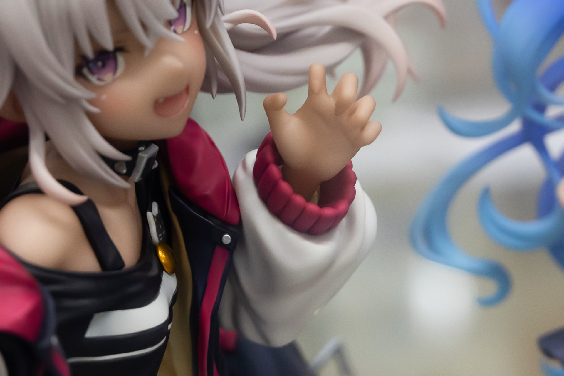 手のポーズも小悪魔的でイイ！