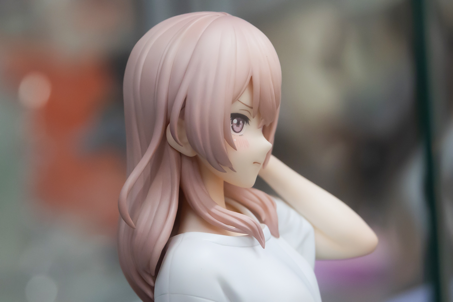 髪の合間から耳が見えているのがわかる