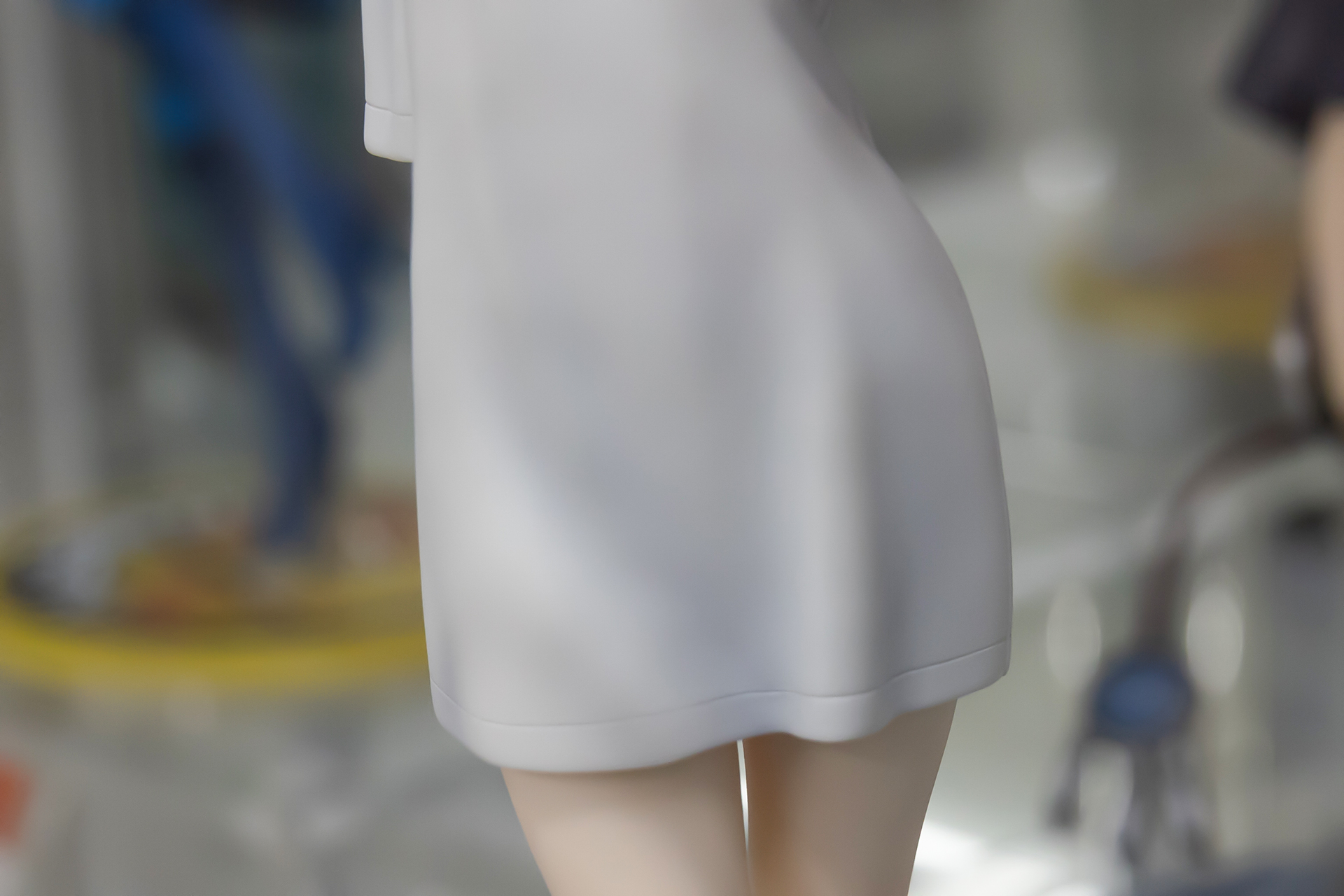 Tシャツの丈は太ももあたりまで伸びている