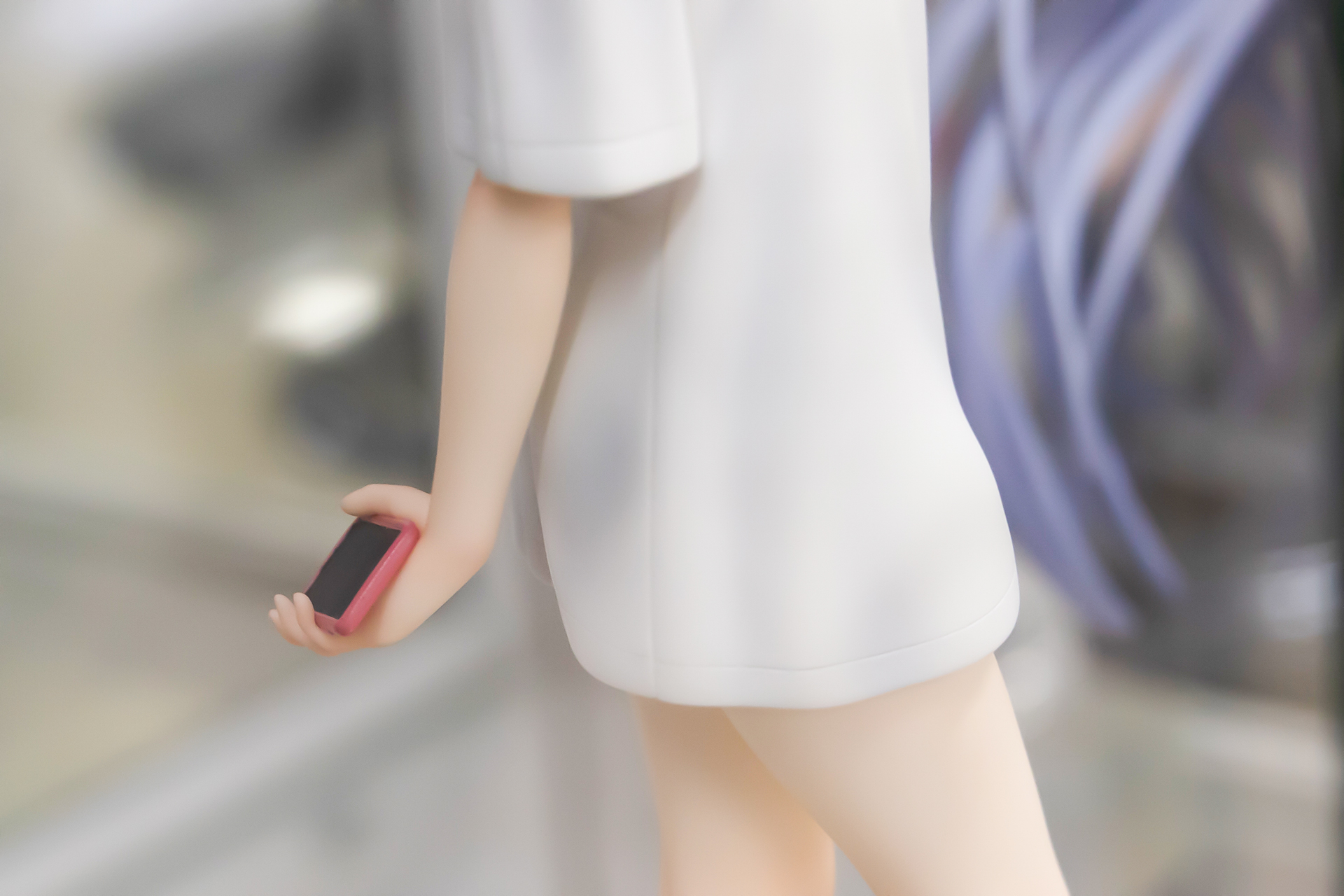手にはスマホを持っている