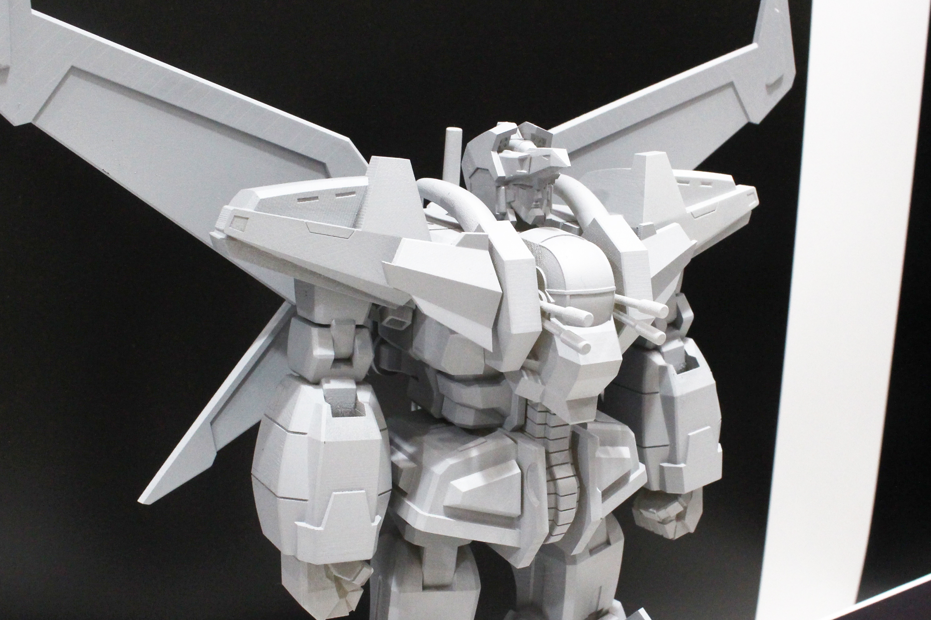 アニメ版ダンクーガの姿にこだわった各部位の形状やディテールに注目。背中の翼を見る限りは強化改造型のようだ