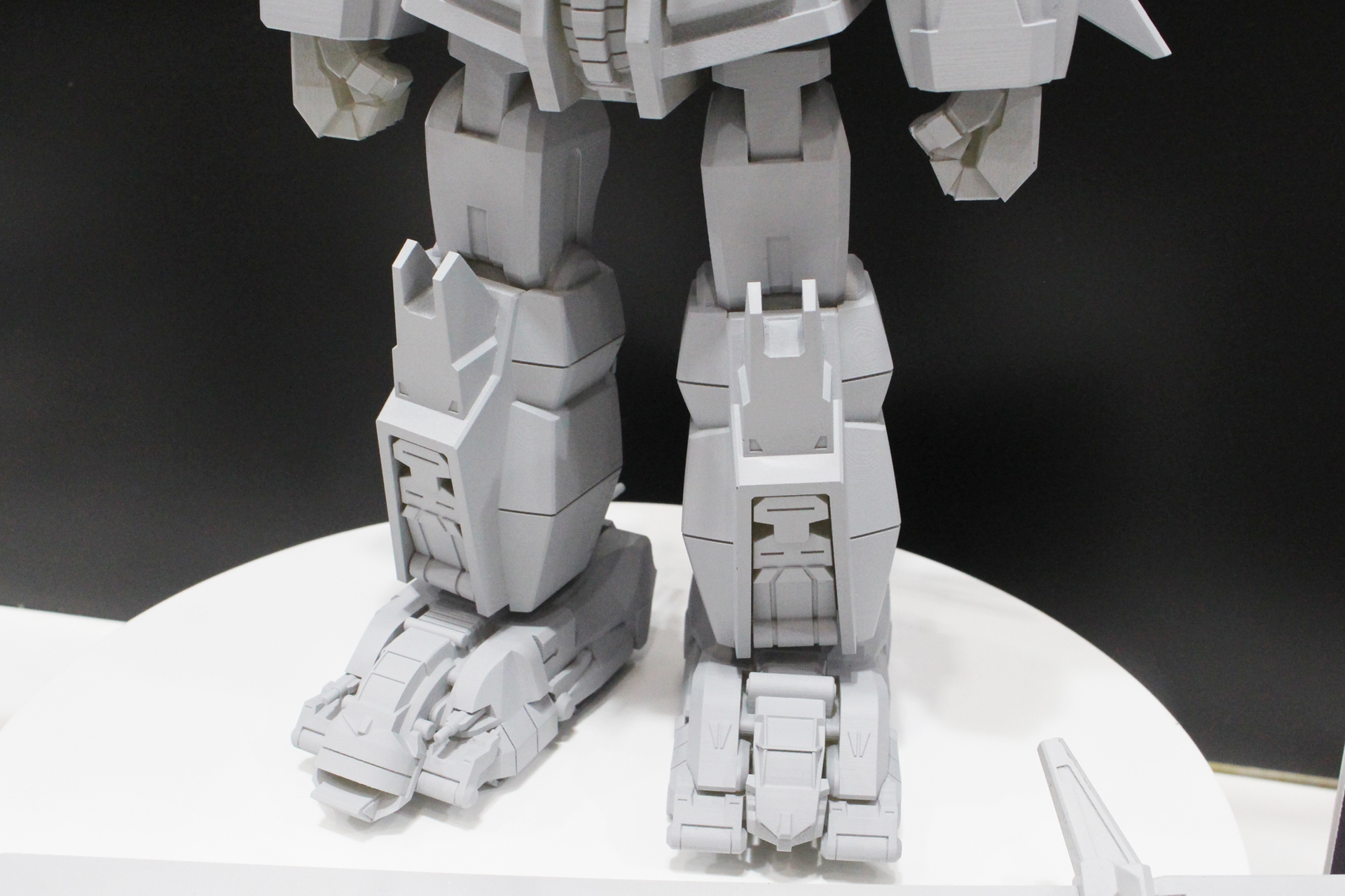 ボリュームのある下半身。ダンクーガの巨大感を存分に楽しめそうだ