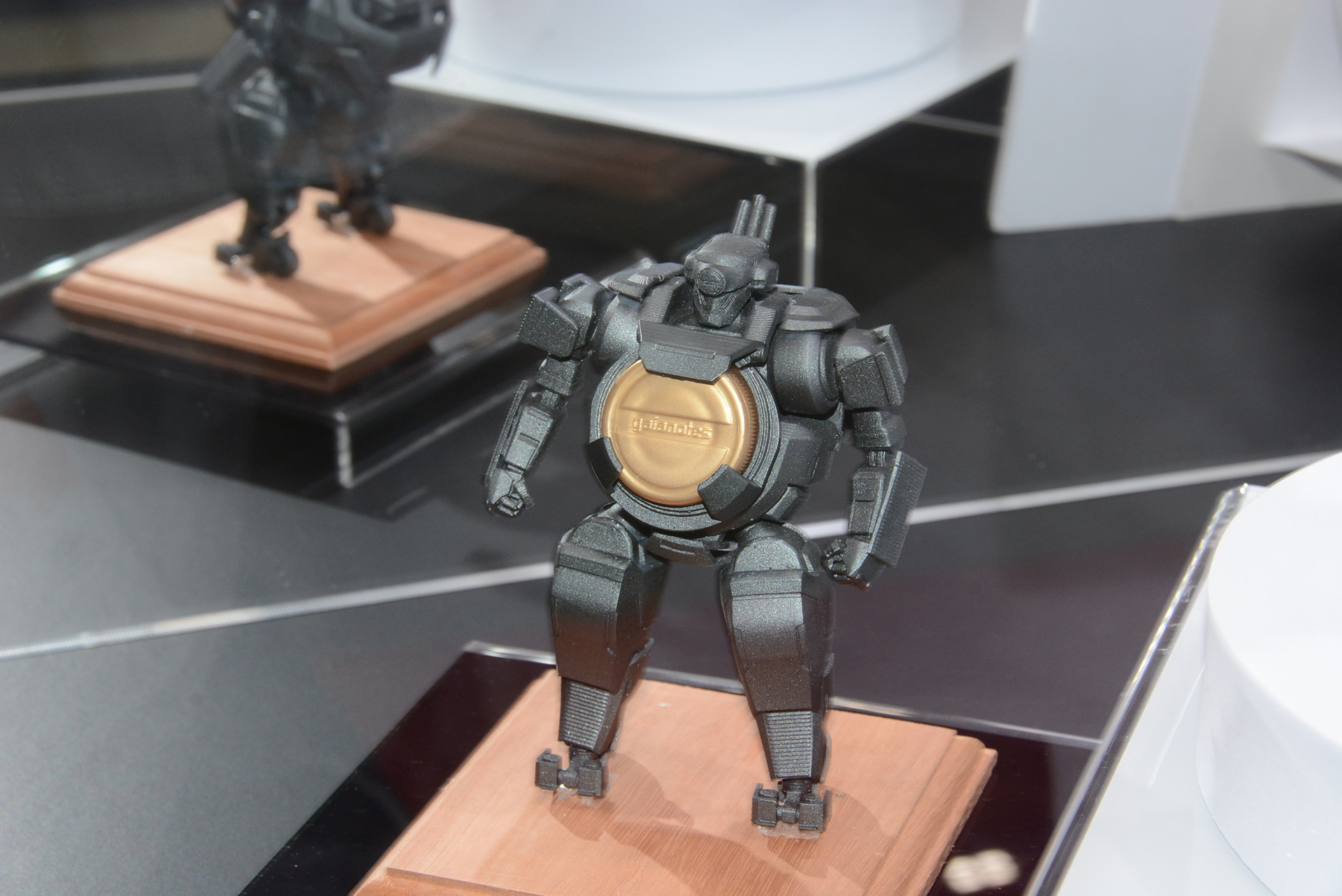 黒で塗ると印象が変わる。お腹のフタのカラーを選ぶのも楽しい