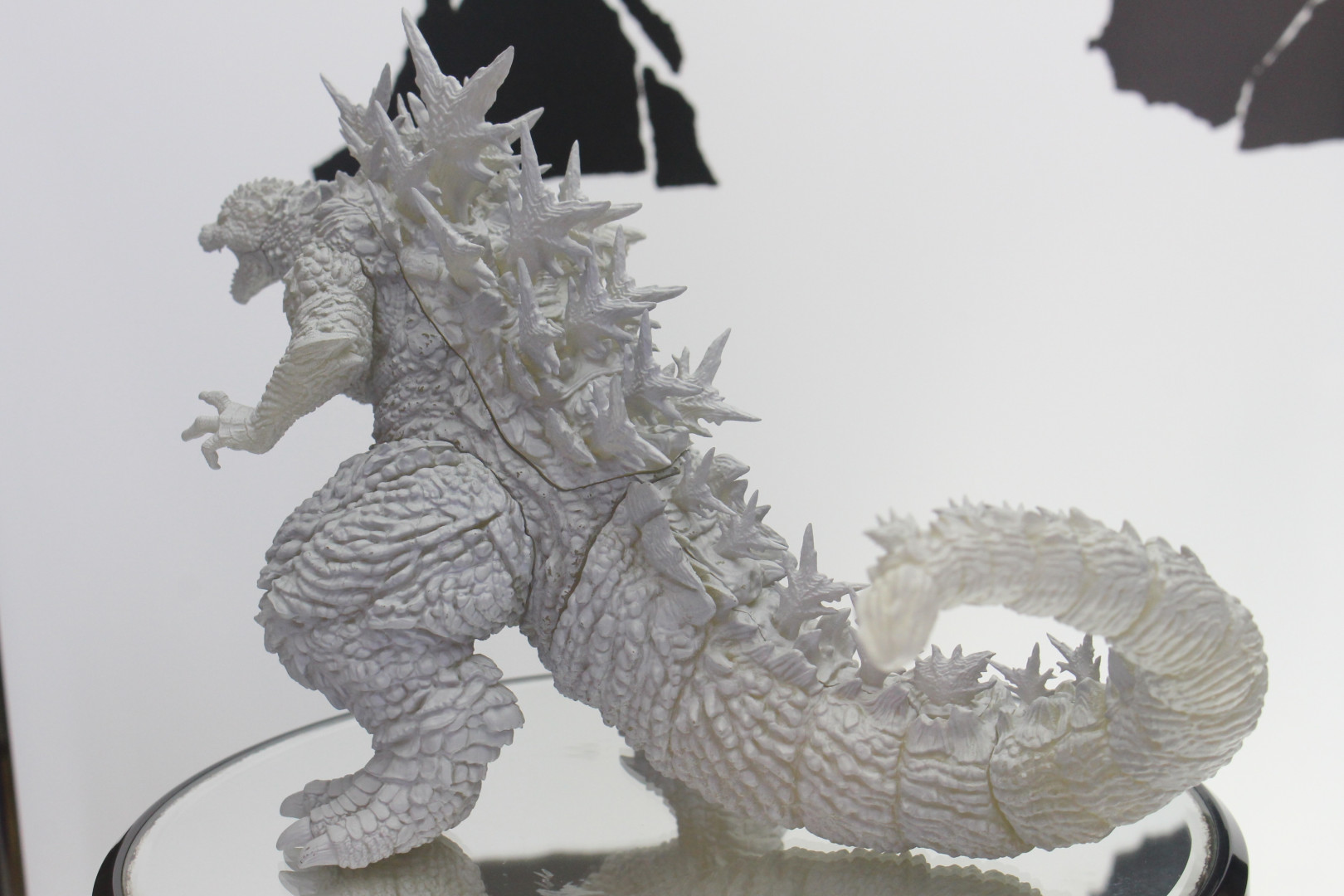 本当に動き出しそうな尻尾の造形にも注目