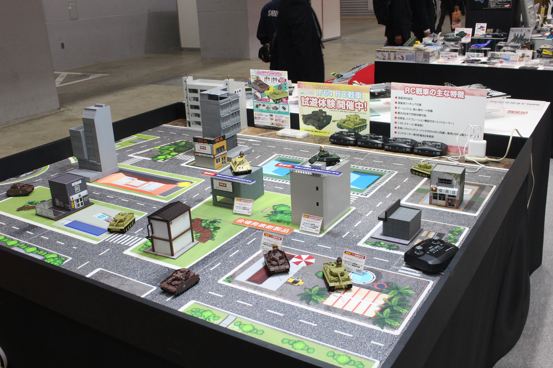 プラッツブースの「ガールズ＆パンツァー RCバトル戦車道」展示コーナー。市街戦を意識したジオラマで走行や対戦を試せるよう作られていた