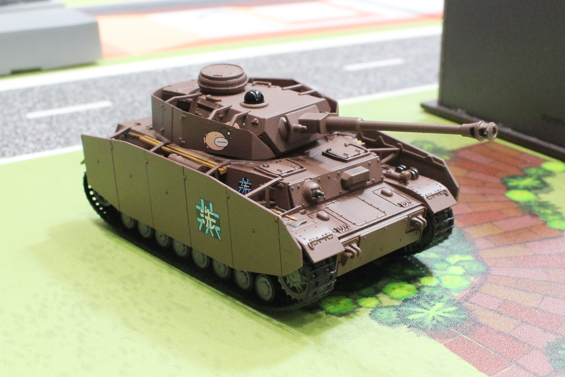 このIV号戦車H型は、主砲も含めた全長は115mm。250mAhのリチウムポリマー充電池を内蔵し、充電により走行する