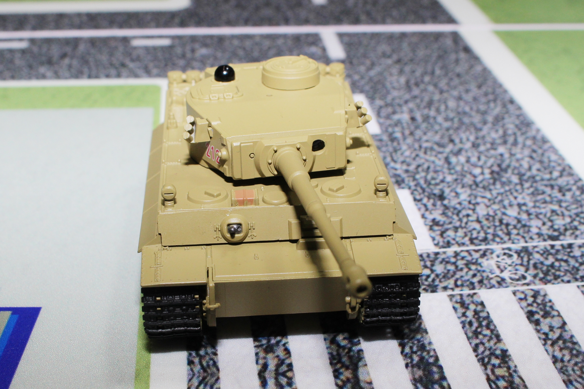 砲塔の上に見えるのが赤外線の受光部。発射部は砲塔の横にある穴だ。対戦は最大8人での個人戦とチーム戦どちらも可能