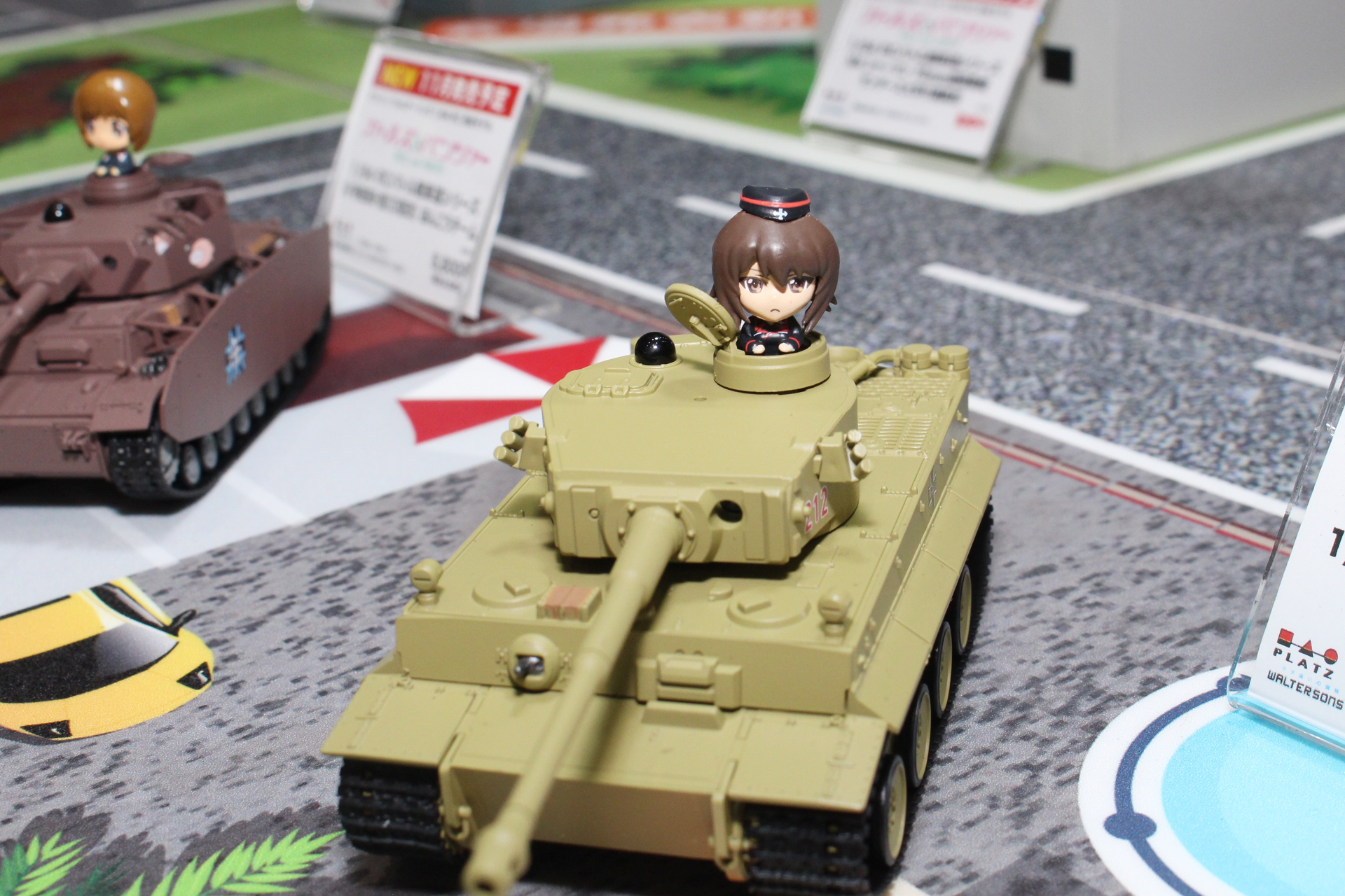 それぞれには戦車長のフィギュアが付属。全身と搭乗時の半身の2種がある