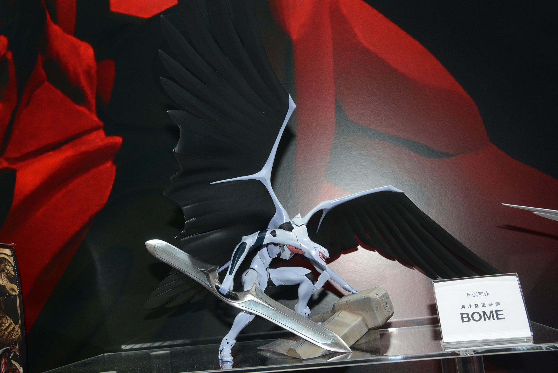 本体に比べ圧倒的に大きな羽、エヴァンゲリオン量産機の"怖さ"がより増しているようにも感じる