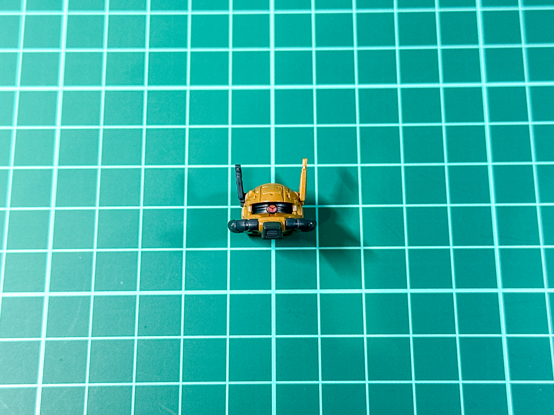 モノアイの色分けはマーキングシールによる色分けとなっています。