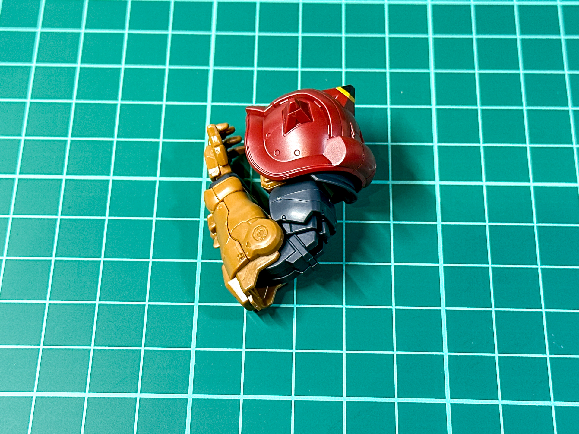 腕部の肘関節は2重関節になっており柔軟に可動します。