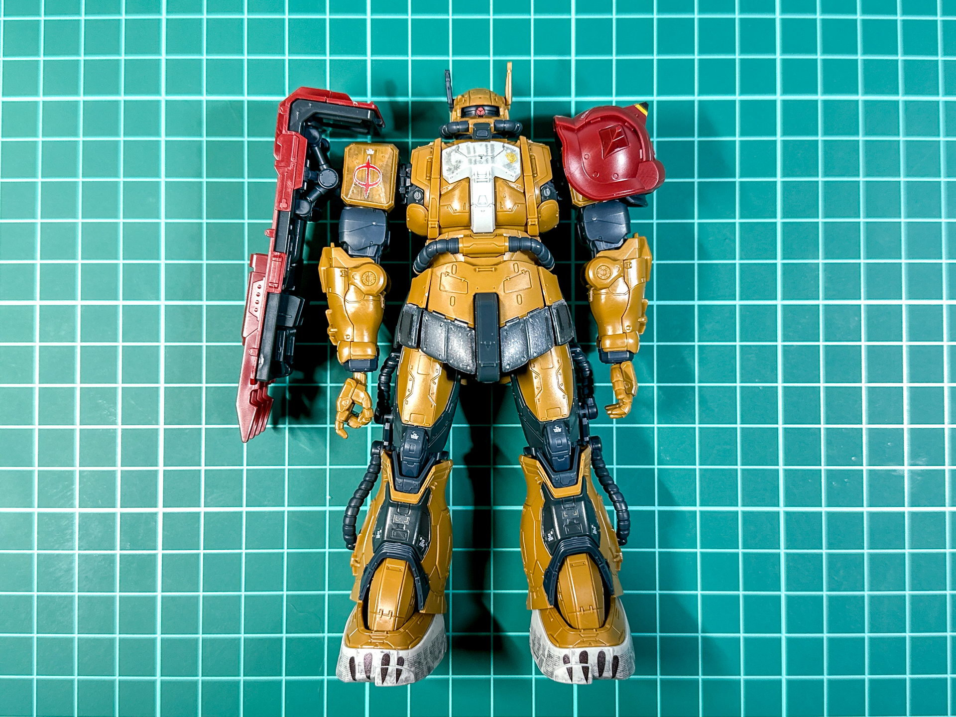 一体化が完了したザクII F型 ソラリ機。ここからは武装を制作します。