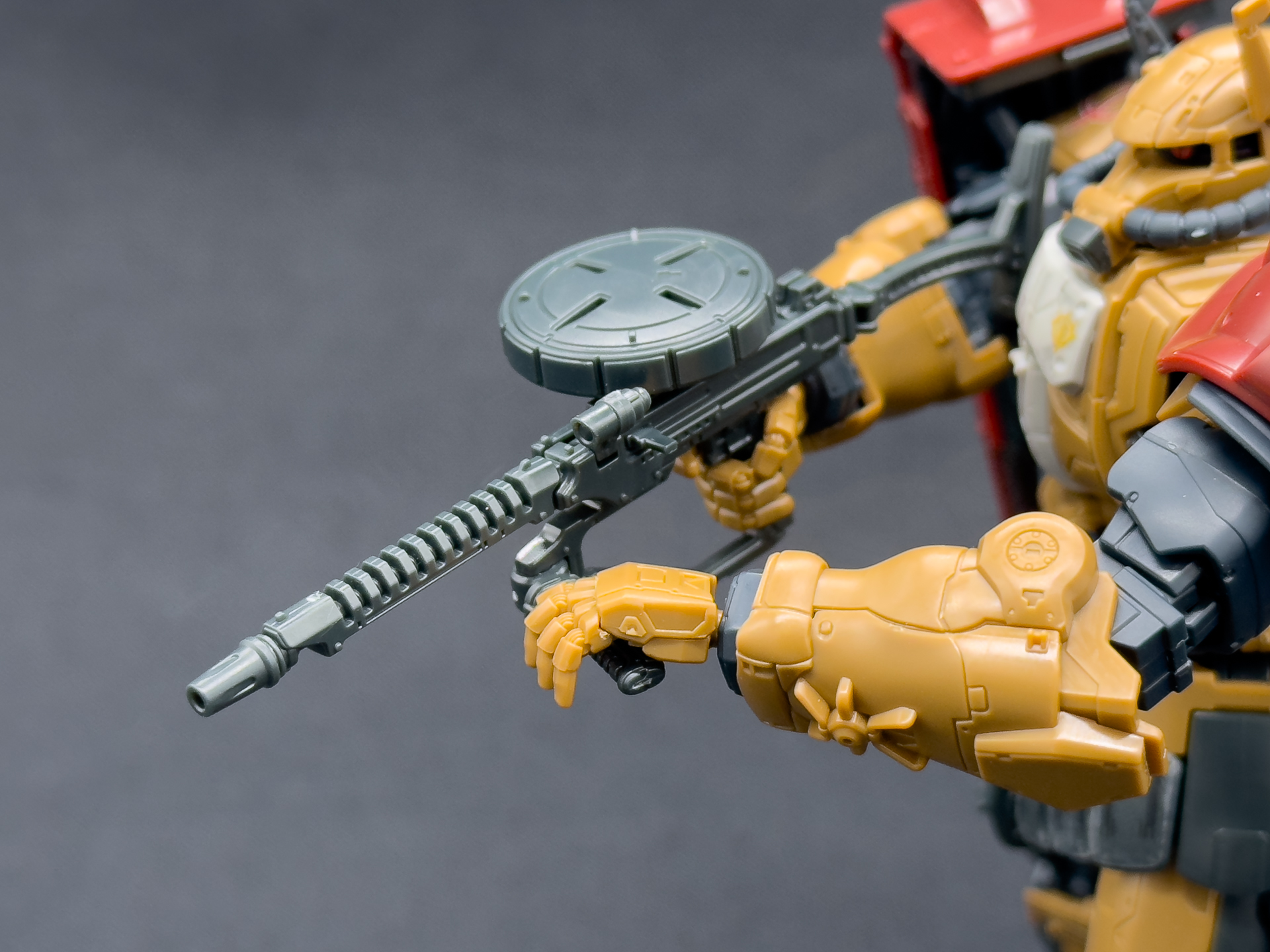 開き手をザク・マシンガンのフォアグリップに添えて自然な両手持ちが可能です。