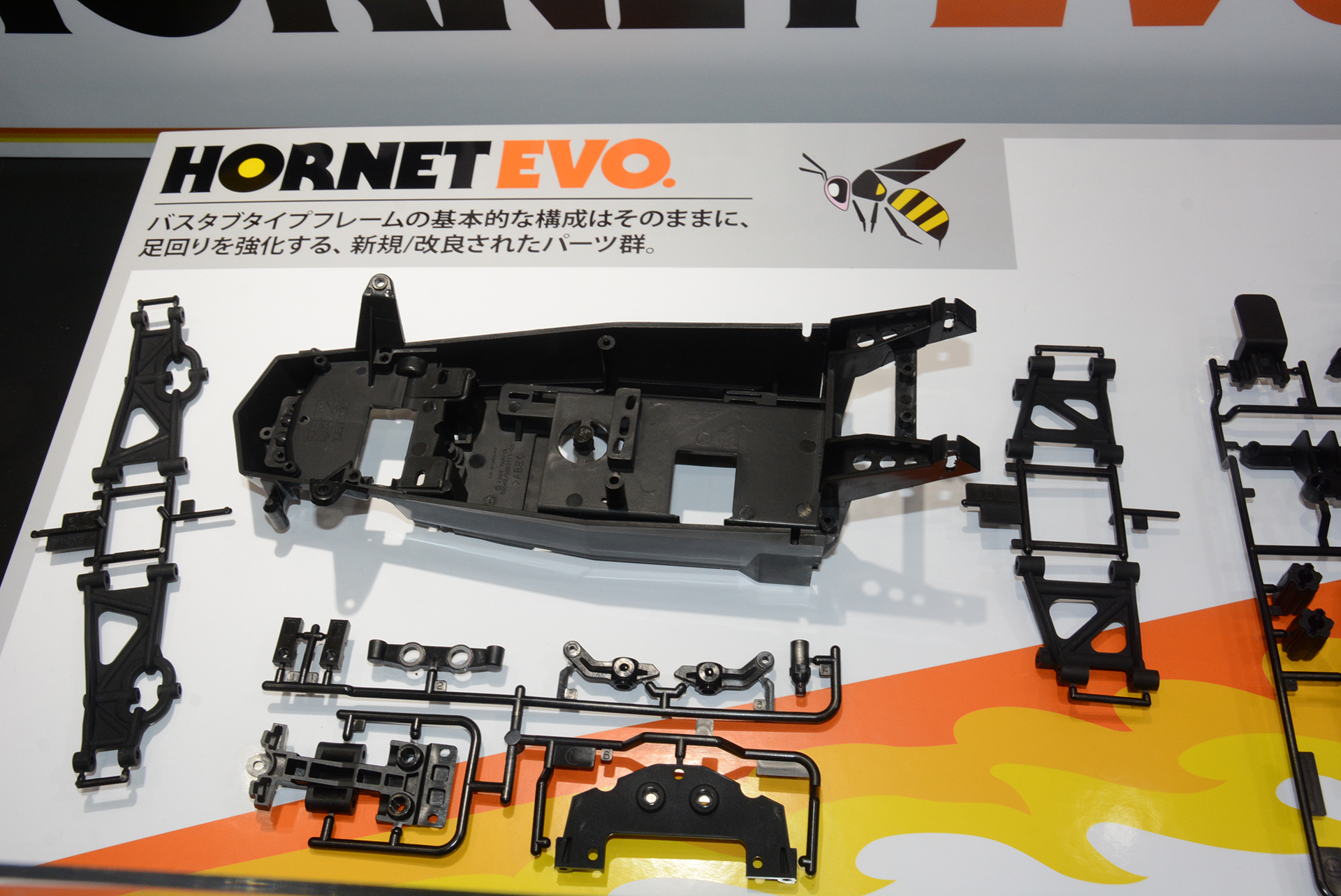 最大の特徴はシャーシ後部の設計。後輪も独立して可動するようになり、急発進時などでのパワーロスを防ぐ設計となった
