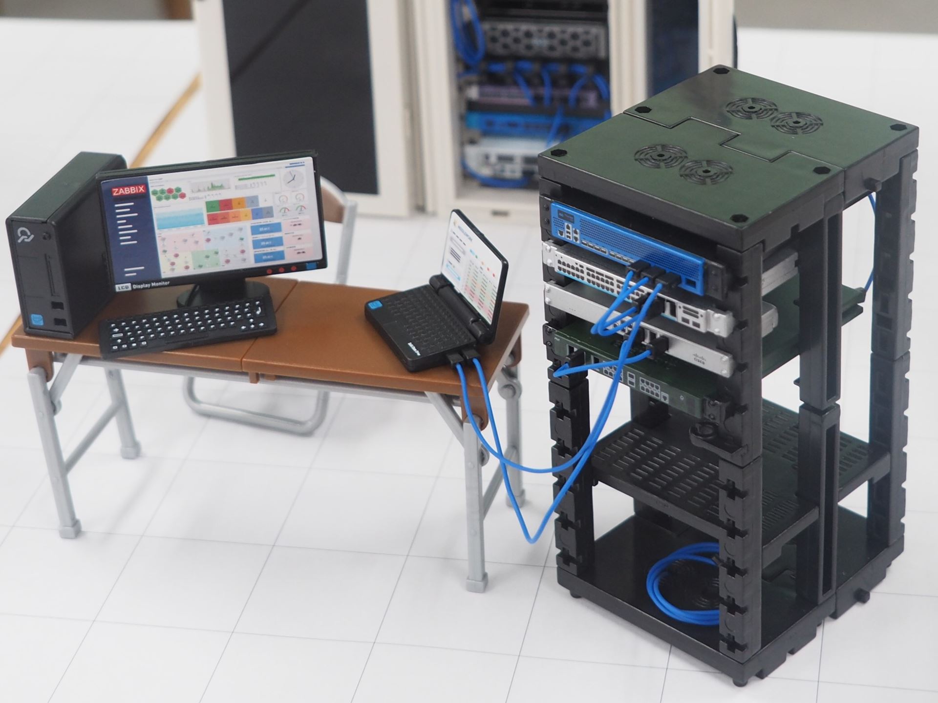 会場にも「手のひら PC＆サプライ」との組合せ例が展示されていた