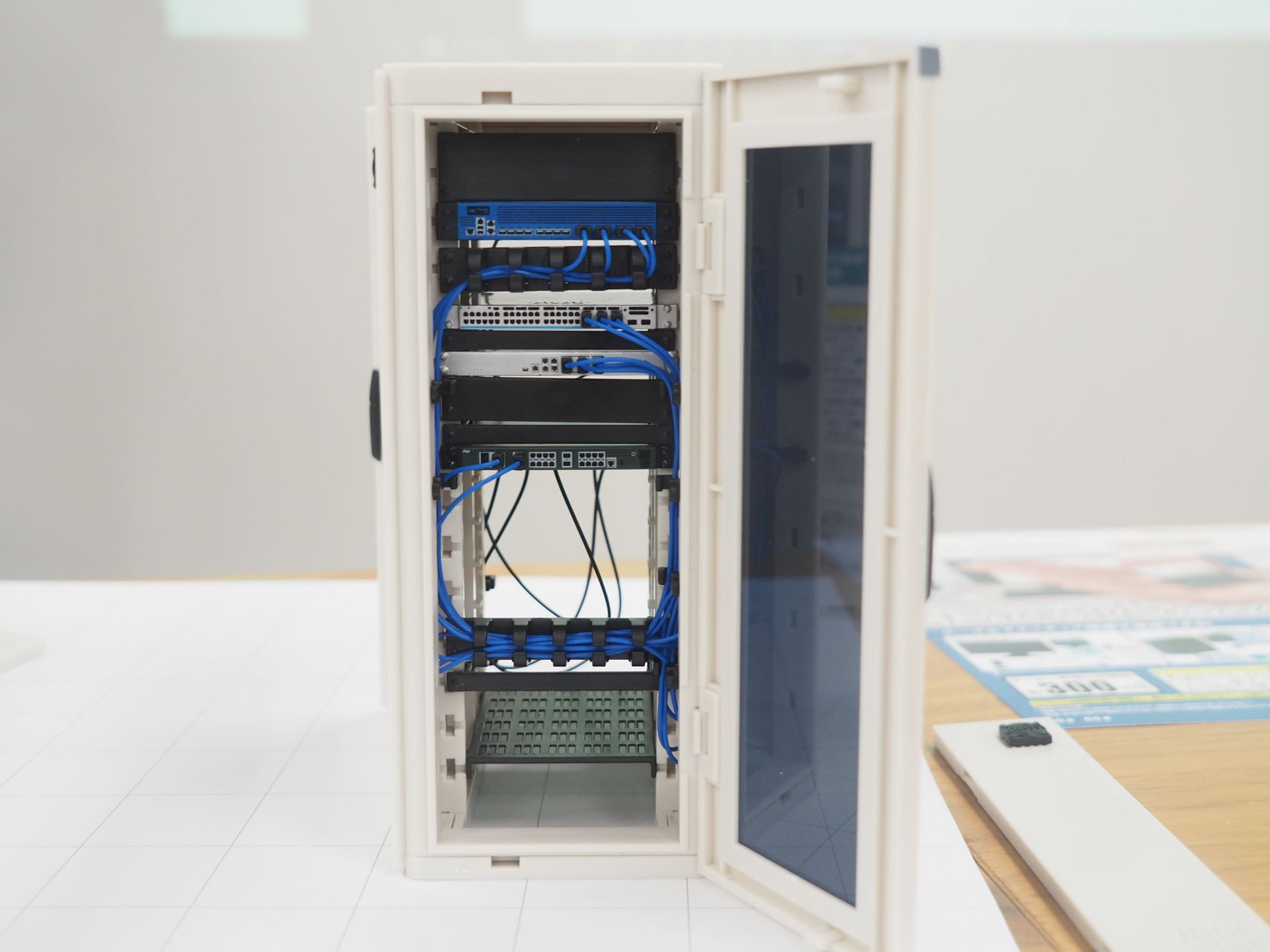 「日東工業サーバーラックFSシリーズ」の組み立て例。ネットワーク機器を組み込む位置や配線は自分の好きなように変えられる