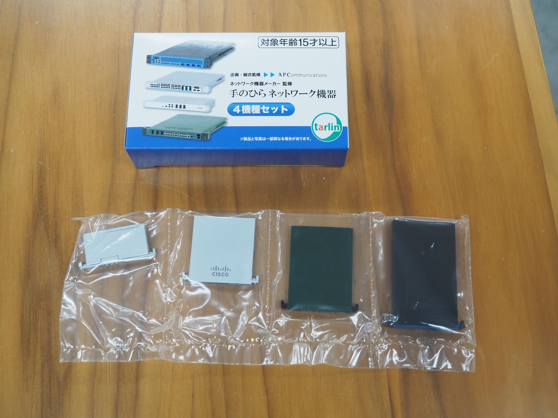 「手のひらネットワーク機器」第1弾の4機種。機器によって奥行きが違うところにも注目