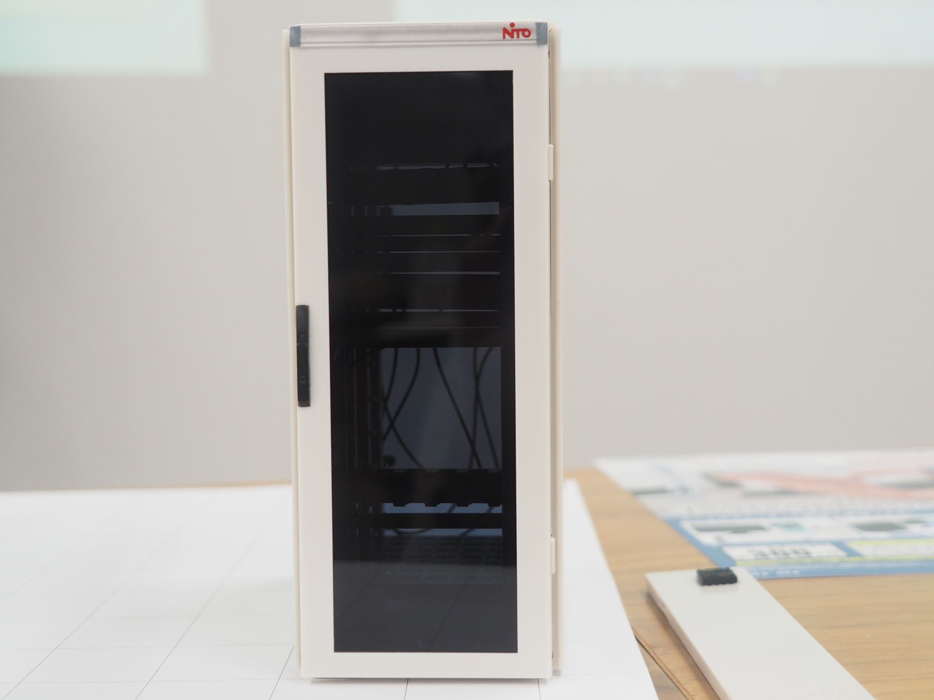 前面ドアを閉めた様子。窓は本物と同じブルースモークのアクリル板が使われている