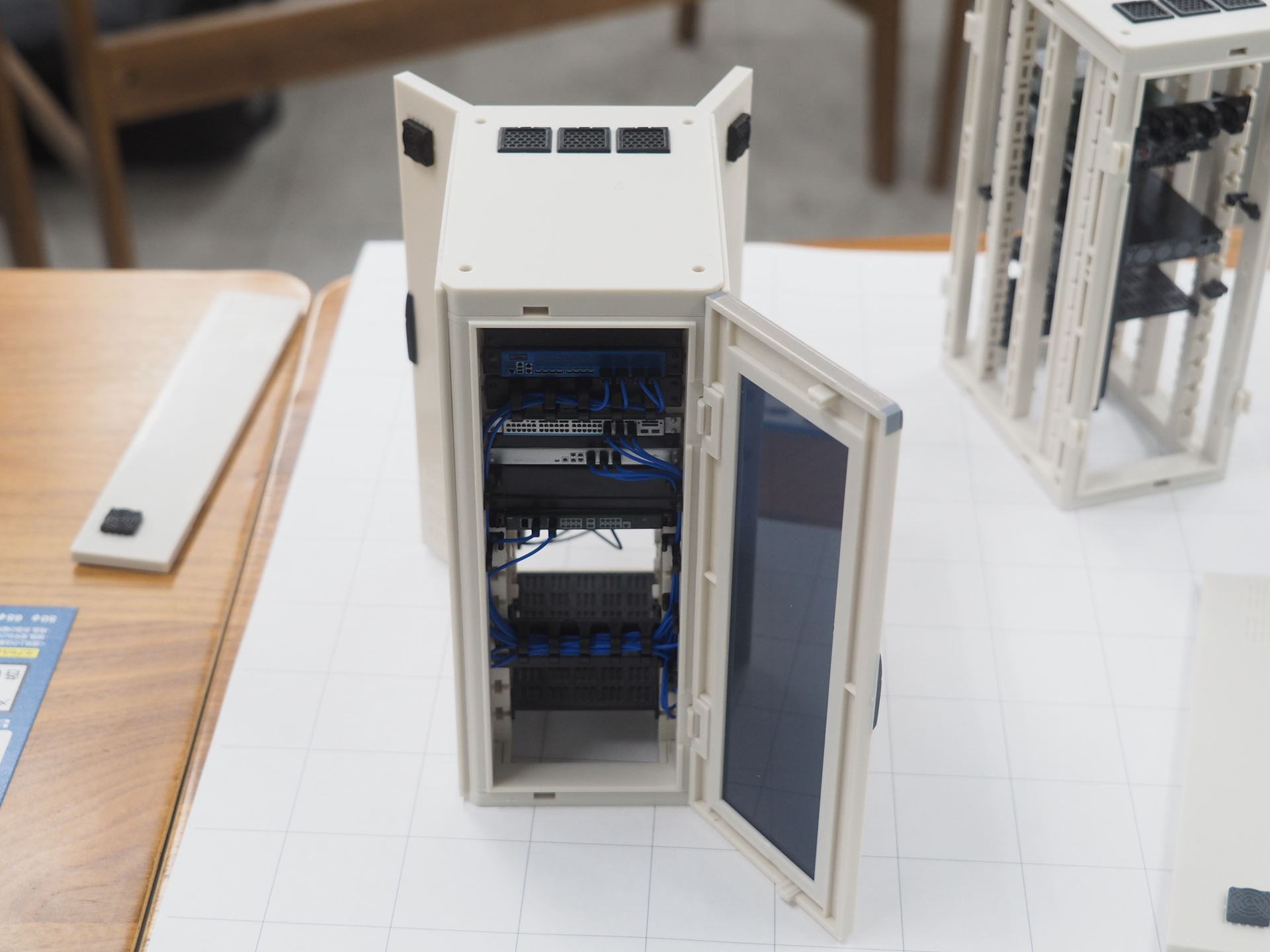 背面ドアは観音開きで開くようになっている