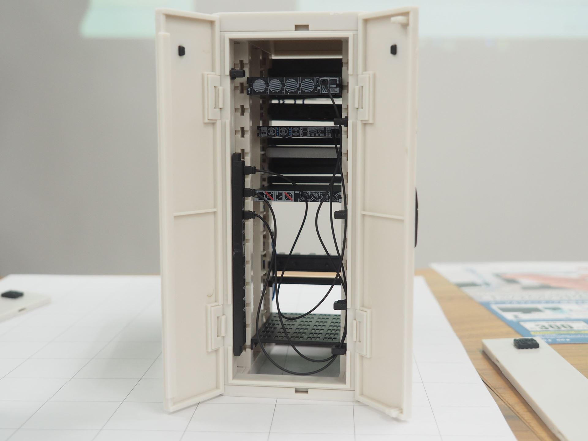 背面側。左にある黒い棒状の部分が電源タップだ