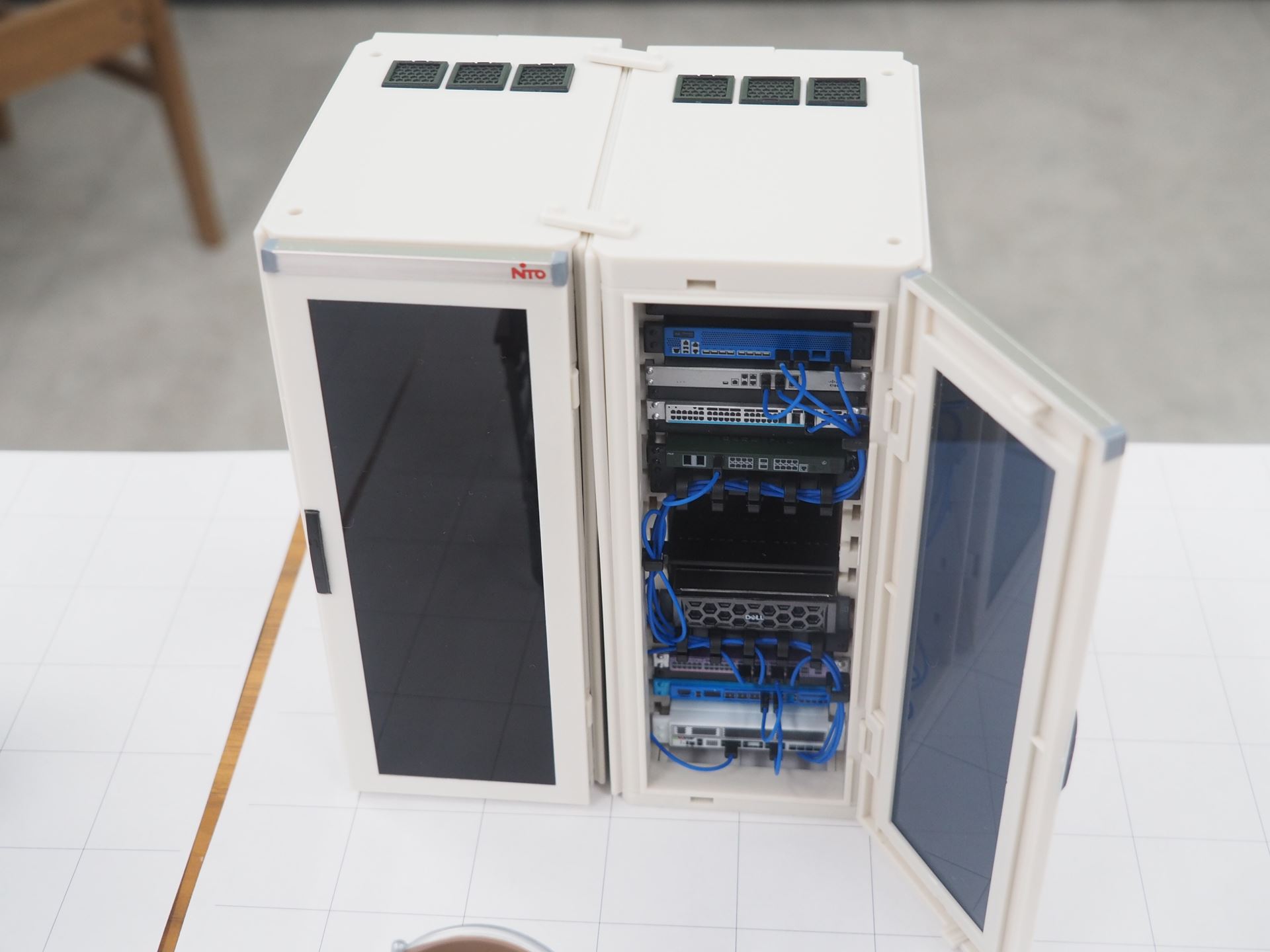 このようにラックを横に連結していくことができる。右側のラックには、「手のひらネットワーク機器」の第1弾と第2弾が搭載されている