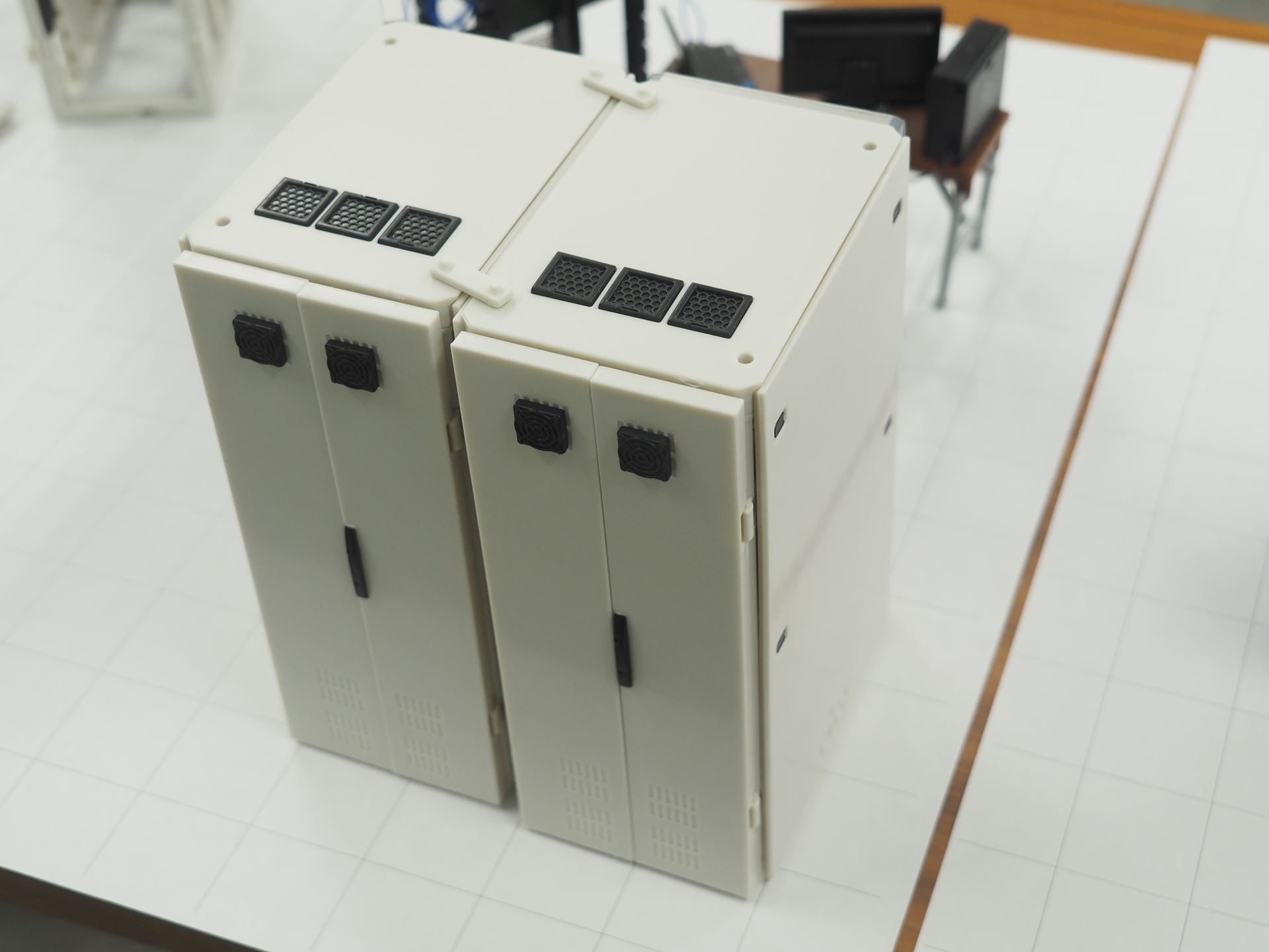 天板用冷却ファンが3つ、背面用冷却ファンが2つ搭載されている