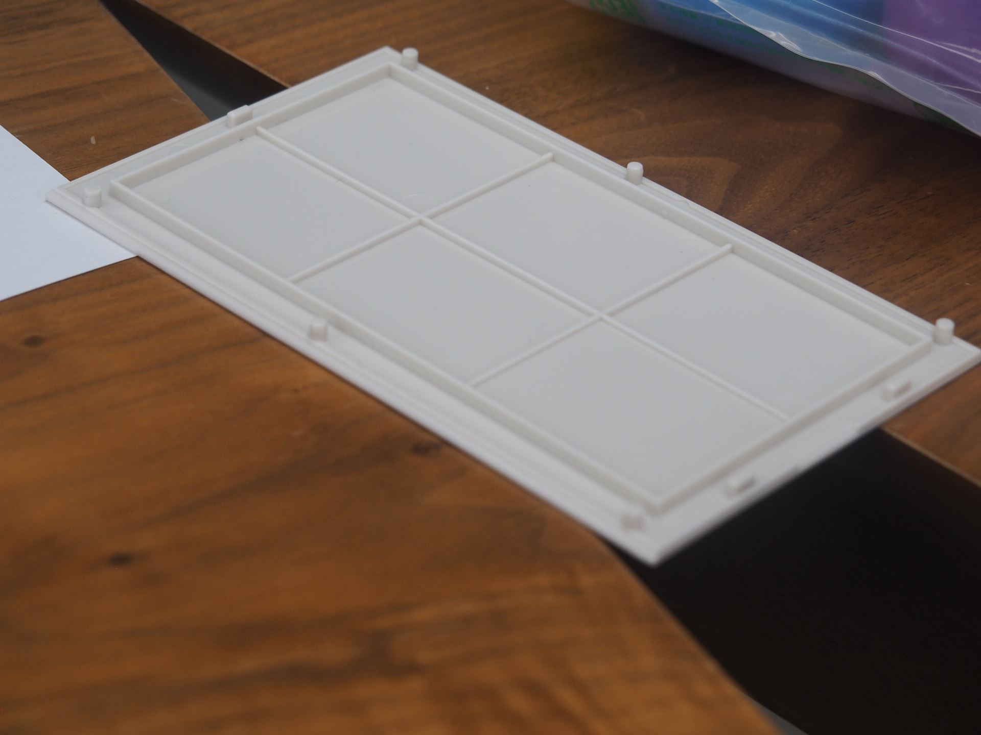 側板にリブを立てることで、反りを防ぎ、強度を上げている