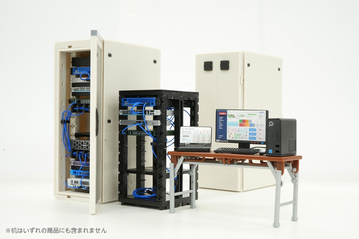 「日東工業サーバーラックFSシリーズ」と再販予定の「手のひらネットワーク機器2」と「手のひらPC&サプライ」を並べた様子