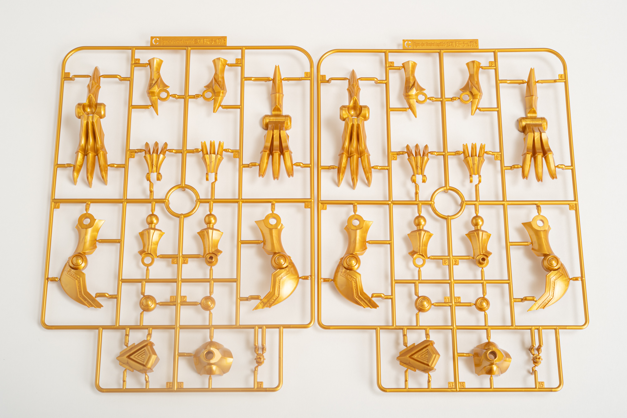 足や腕周りのパーツで爪の鋭さが際立っている。