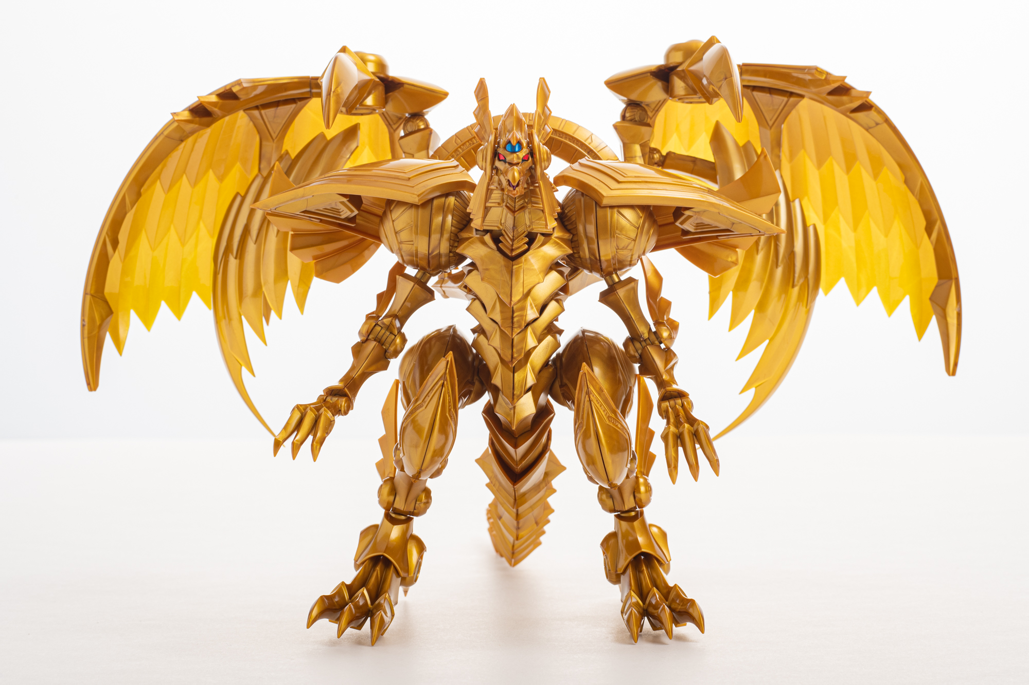 まずは正面から見ていこう。全高は約300mmとなっている。かなりのボリューム感だ。翼を広げた時は全幅約400mmにもなる。付属のディスプレイベースを使わずとも自立させやすいのもポイントだ。