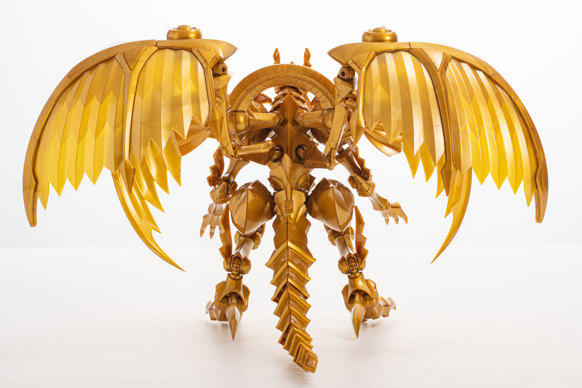 後ろ姿は翼のおかげでボリューム感満載だ。大きめのジョイントパーツで巨大な翼でも余裕で保持できるようになっている。