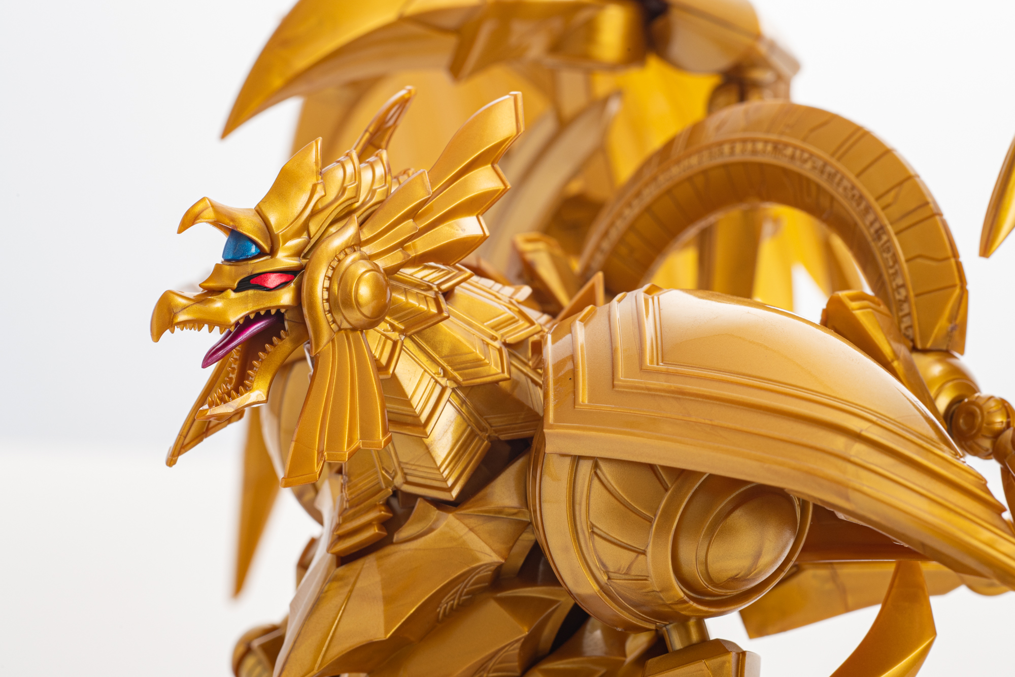 顔から首、肩のモールドの細かさを見てほしい。細い線、太い線、深さも箇所によってしっかりと分けられている。そのおかげでこの複雑な造形が出来上がっていると感じた。