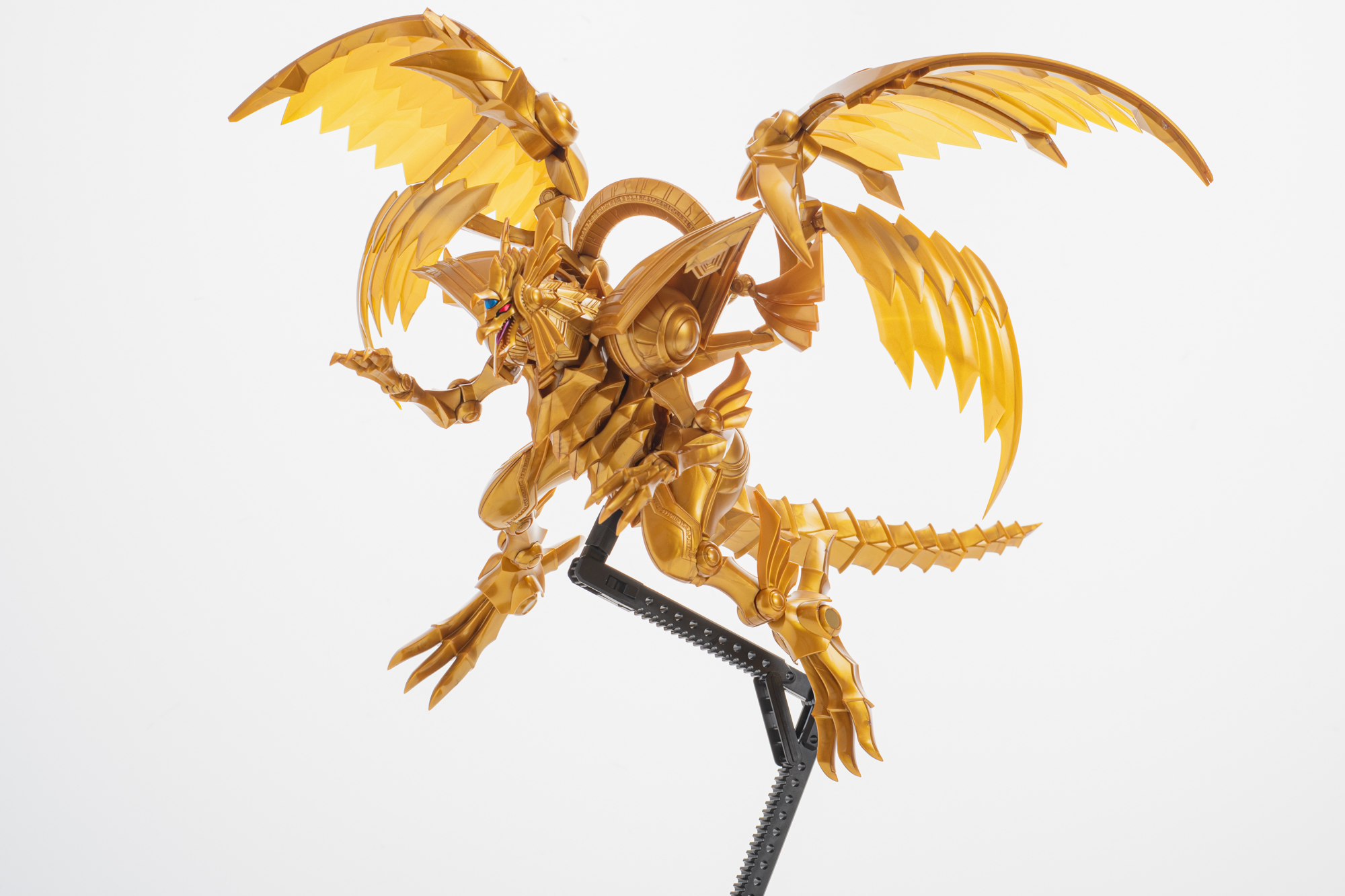 ディスプレイベースで飛翔させた姿。まさに神が降臨したような迫力を出すことができる。翼の開き具合で表情を変えることも簡単だ。