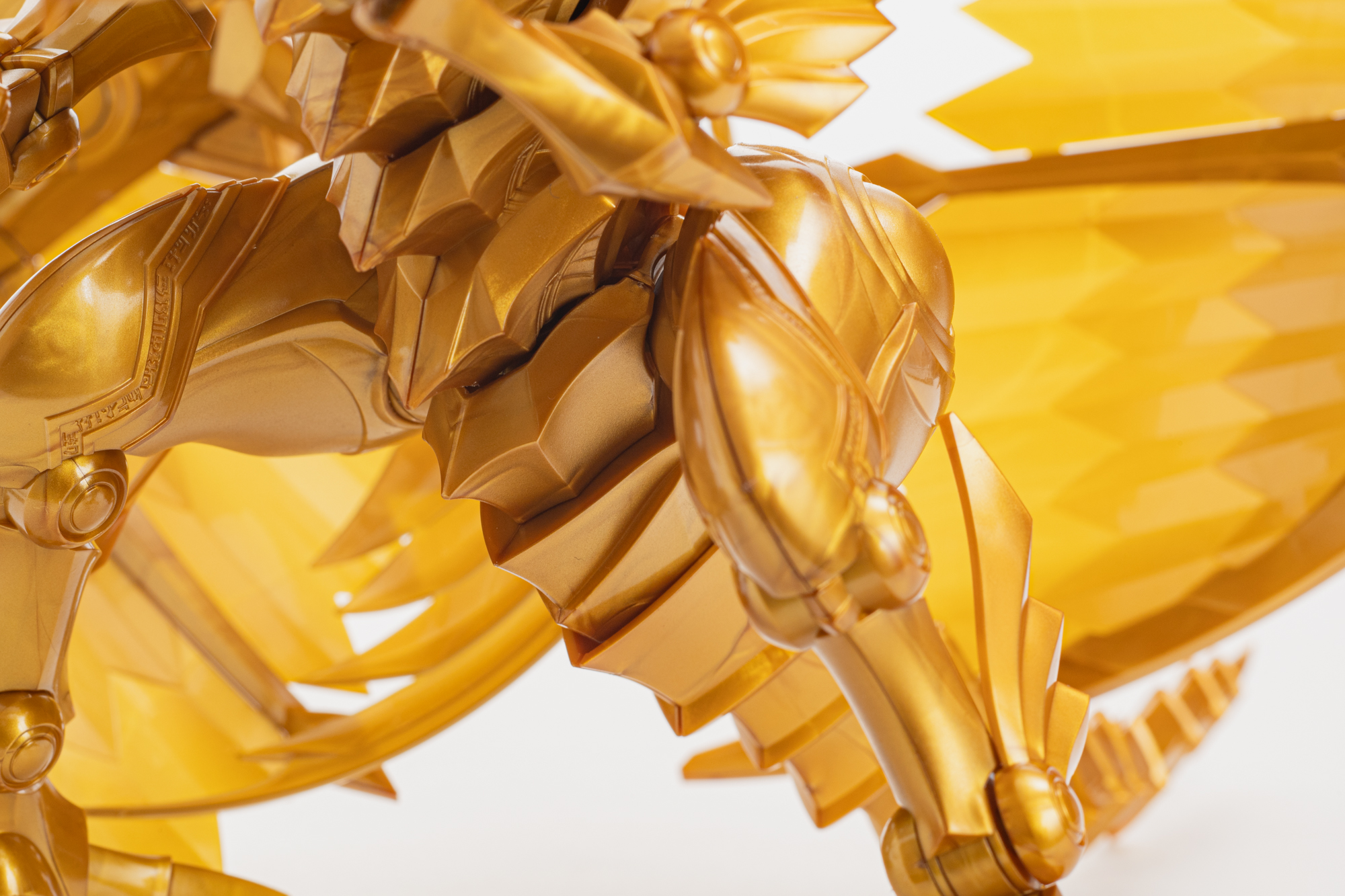 背中と腹側にディスプレイベースで支えるためのパーツがついている。支える場所によって余計な突起をなくすこともできるので、細かいところまで手を抜かずに完成後のことも考えられているところに感動した。