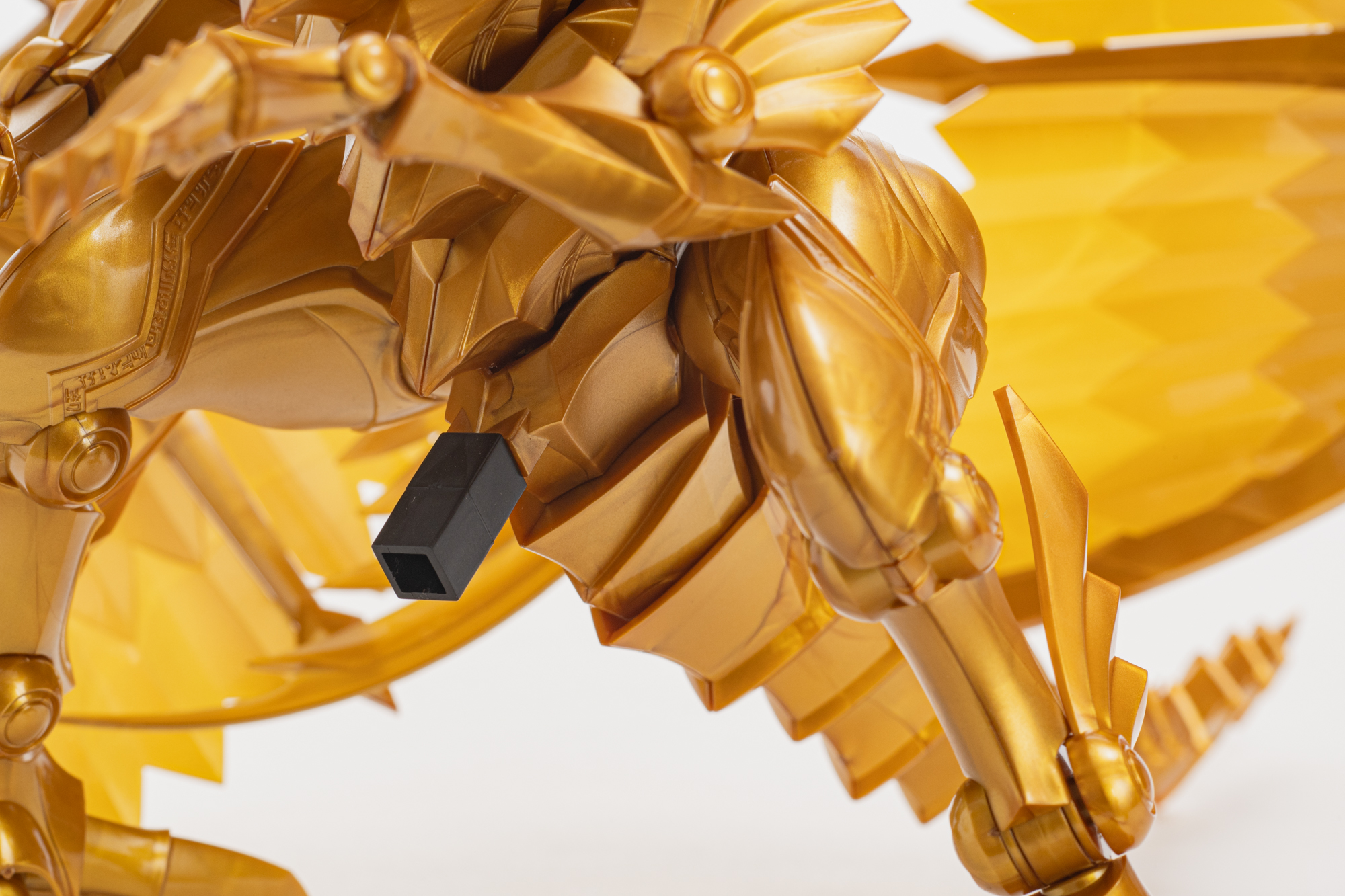 背中と腹側にディスプレイベースで支えるためのパーツがついている。支える場所によって余計な突起をなくすこともできるので、細かいところまで手を抜かずに完成後のことも考えられているところに感動した。